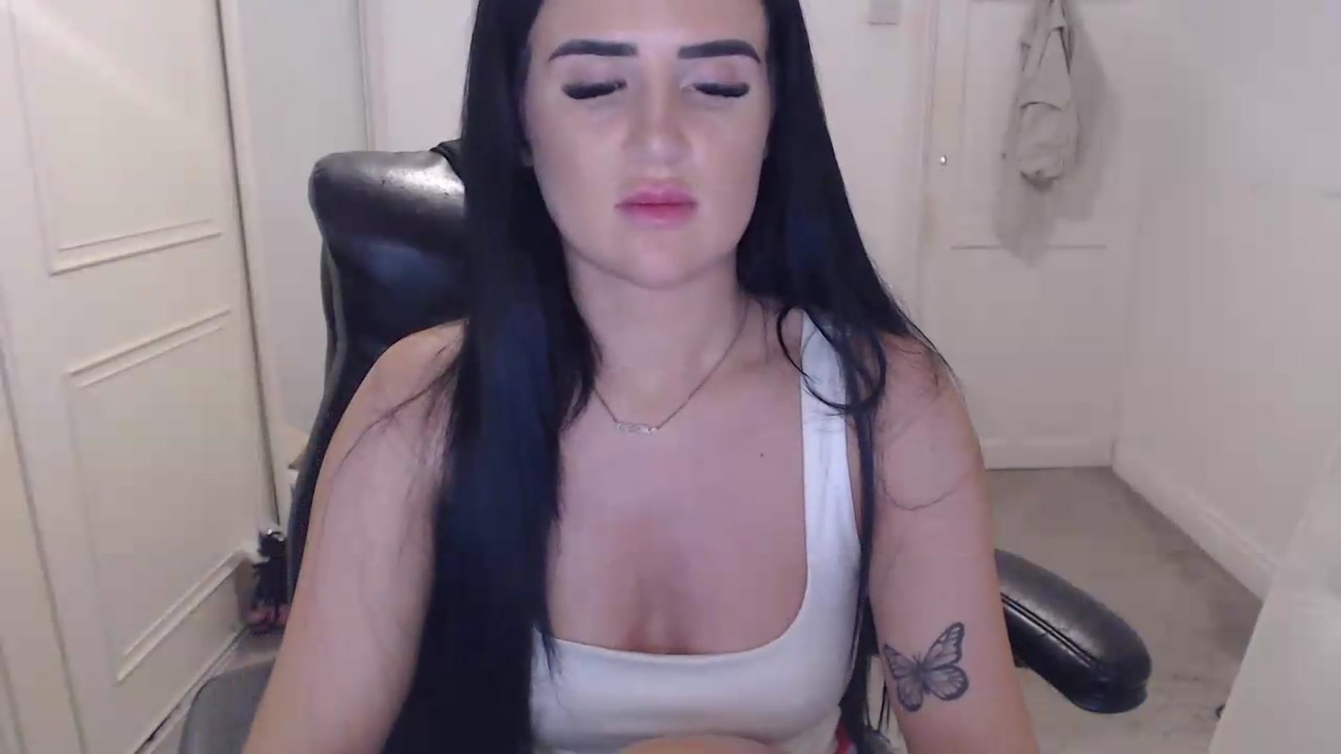 Gallery image thumbnail from Crystal_MFC's myfreecams stream on, 06/24/2026, 20:24 image 15 of 20