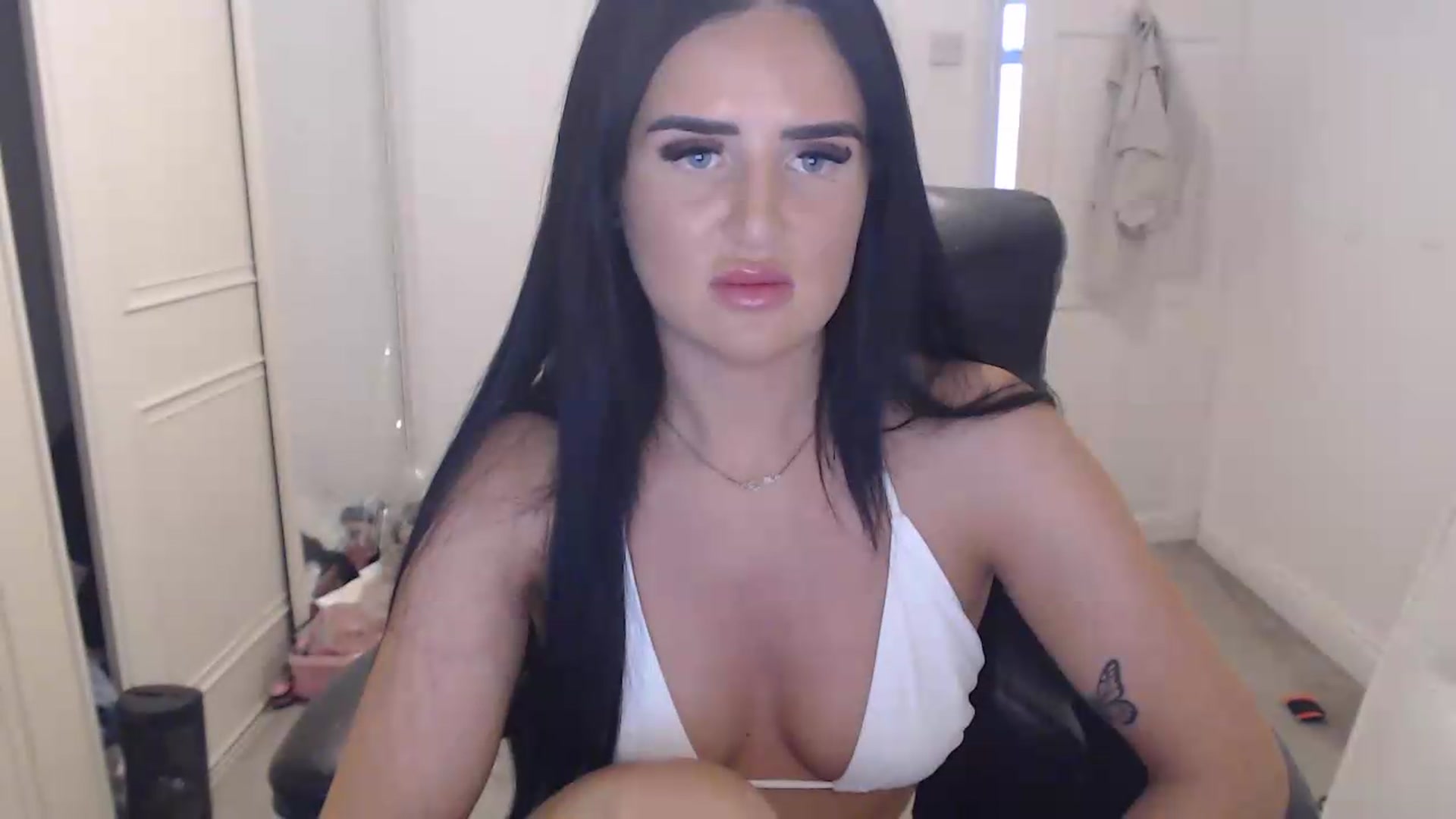 Gallery image thumbnail from Crystal_MFC's myfreecams stream on, 06/29/2026, 20:01 image 15 of 20