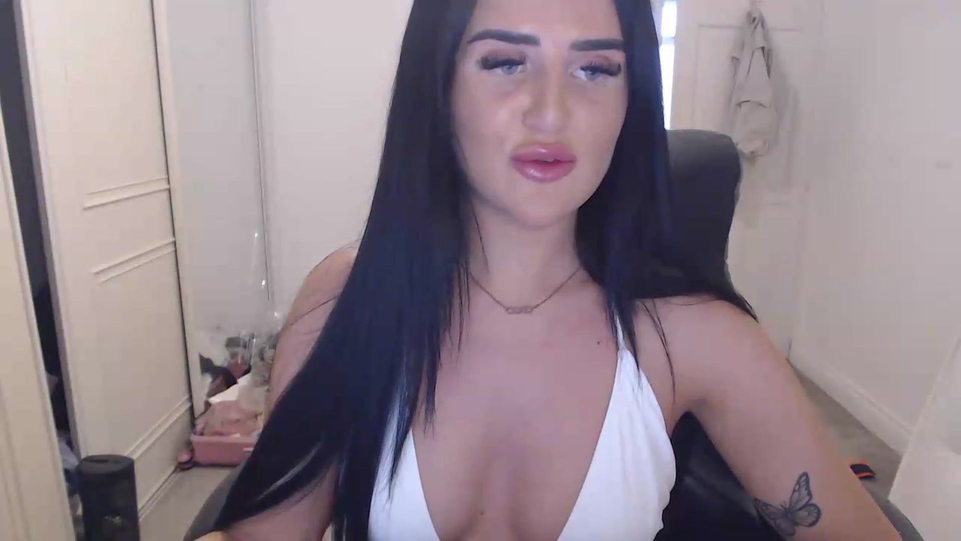 Gallery image thumbnail from Crystal_MFC's myfreecams stream on, 06/29/2026, 20:01 image 4 of 20