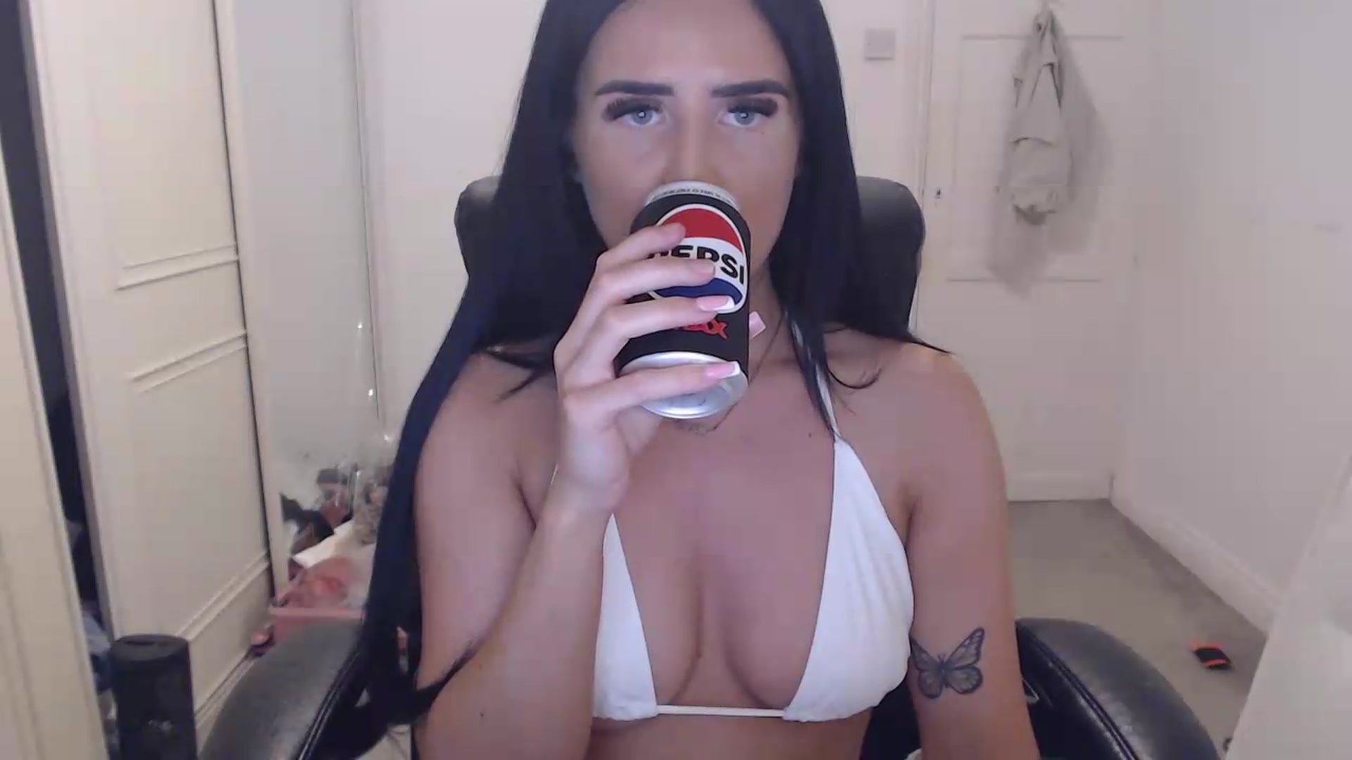Gallery image thumbnail from Crystal_MFC's myfreecams stream on, 06/29/2026, 20:40 image 10 of 20