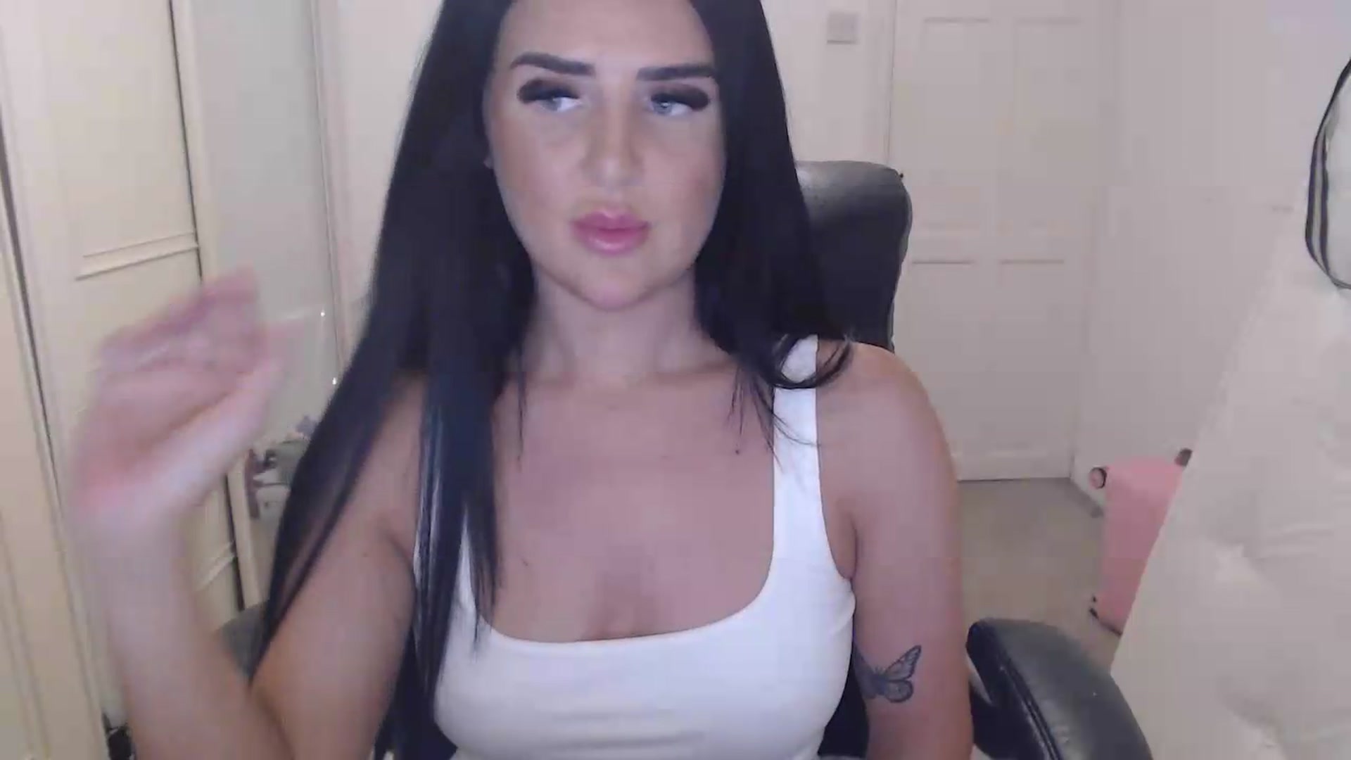 Gallery image thumbnail from Crystal_MFC's myfreecams stream on, 07/18/2026, 22:03 image 17 of 20