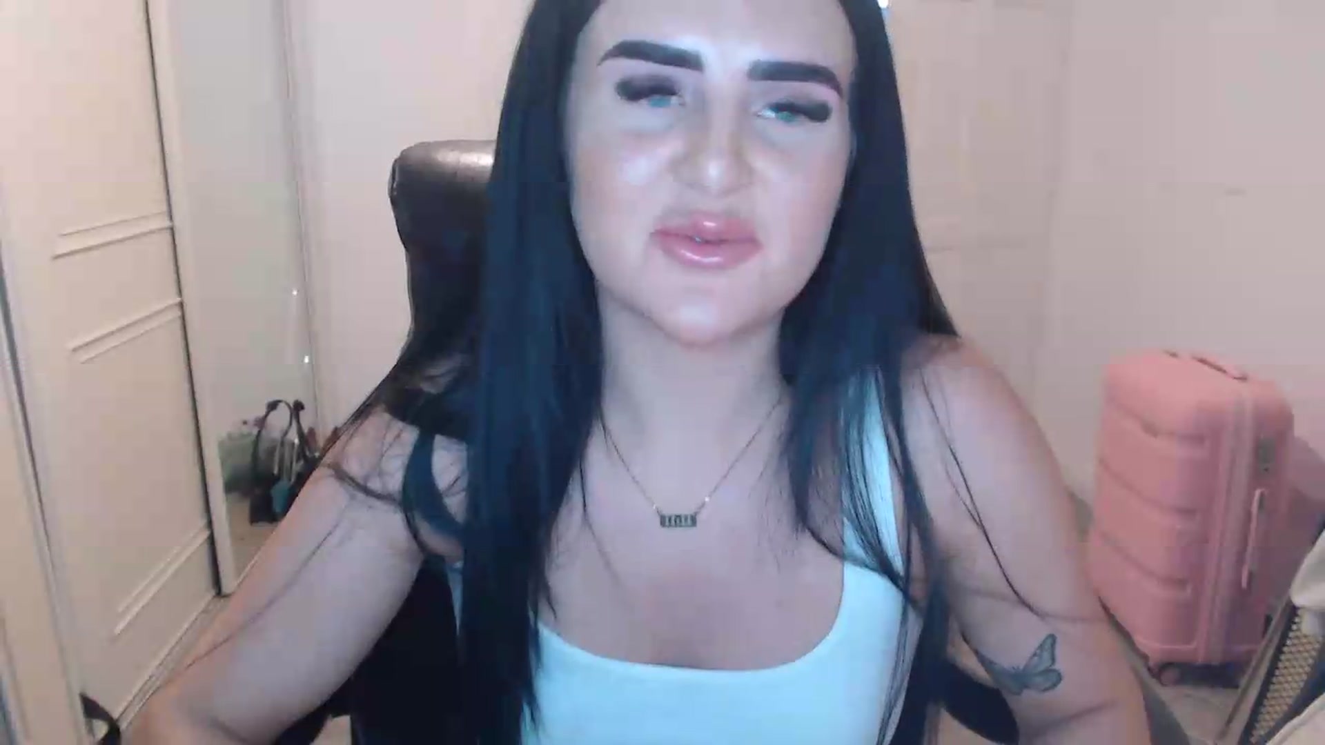 Gallery image thumbnail from Crystal_MFC's myfreecams stream on, 07/27/2026, 20:33 image 15 of 20