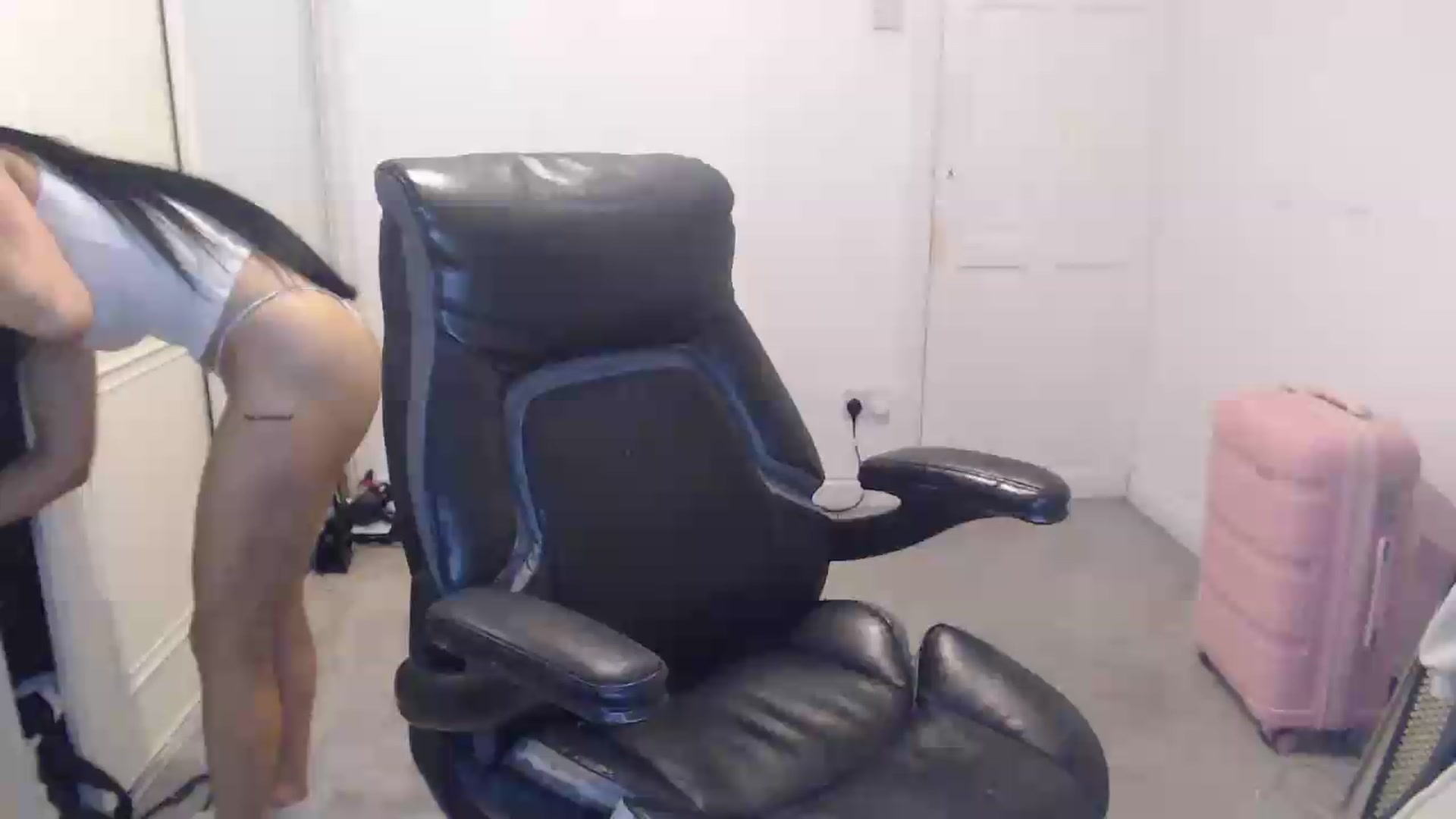 Gallery image thumbnail from Crystal_MFC's myfreecams stream on, 07/27/2026, 20:33 image 16 of 20