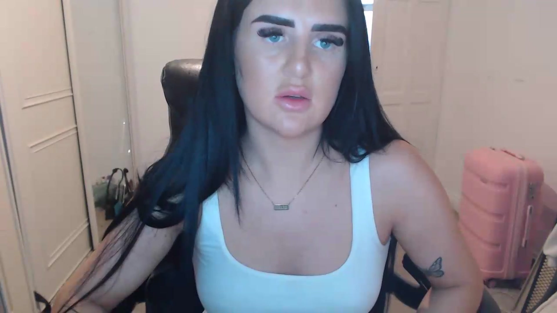Gallery image thumbnail from Crystal_MFC's myfreecams stream on, 07/27/2026, 20:33 image 3 of 20