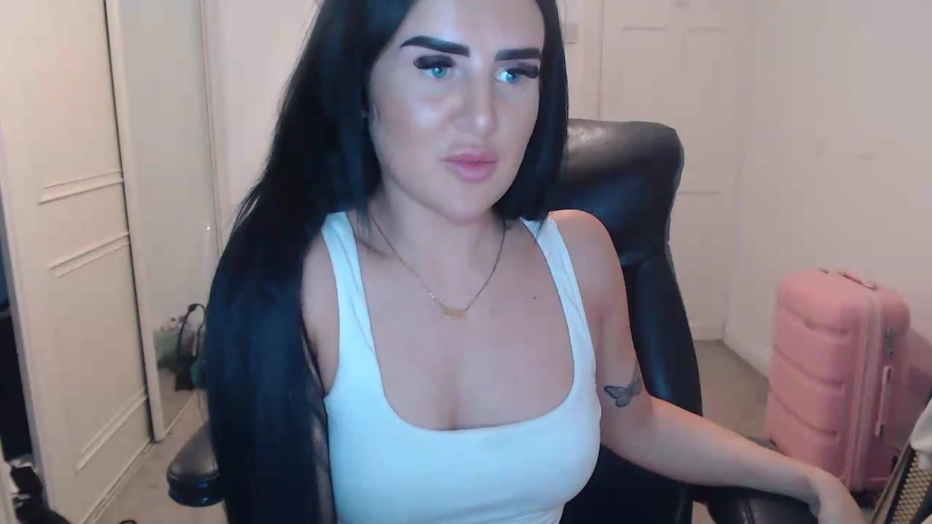 Gallery image thumbnail from Crystal_MFC's myfreecams stream on, 07/27/2026, 21:29 image 14 of 20