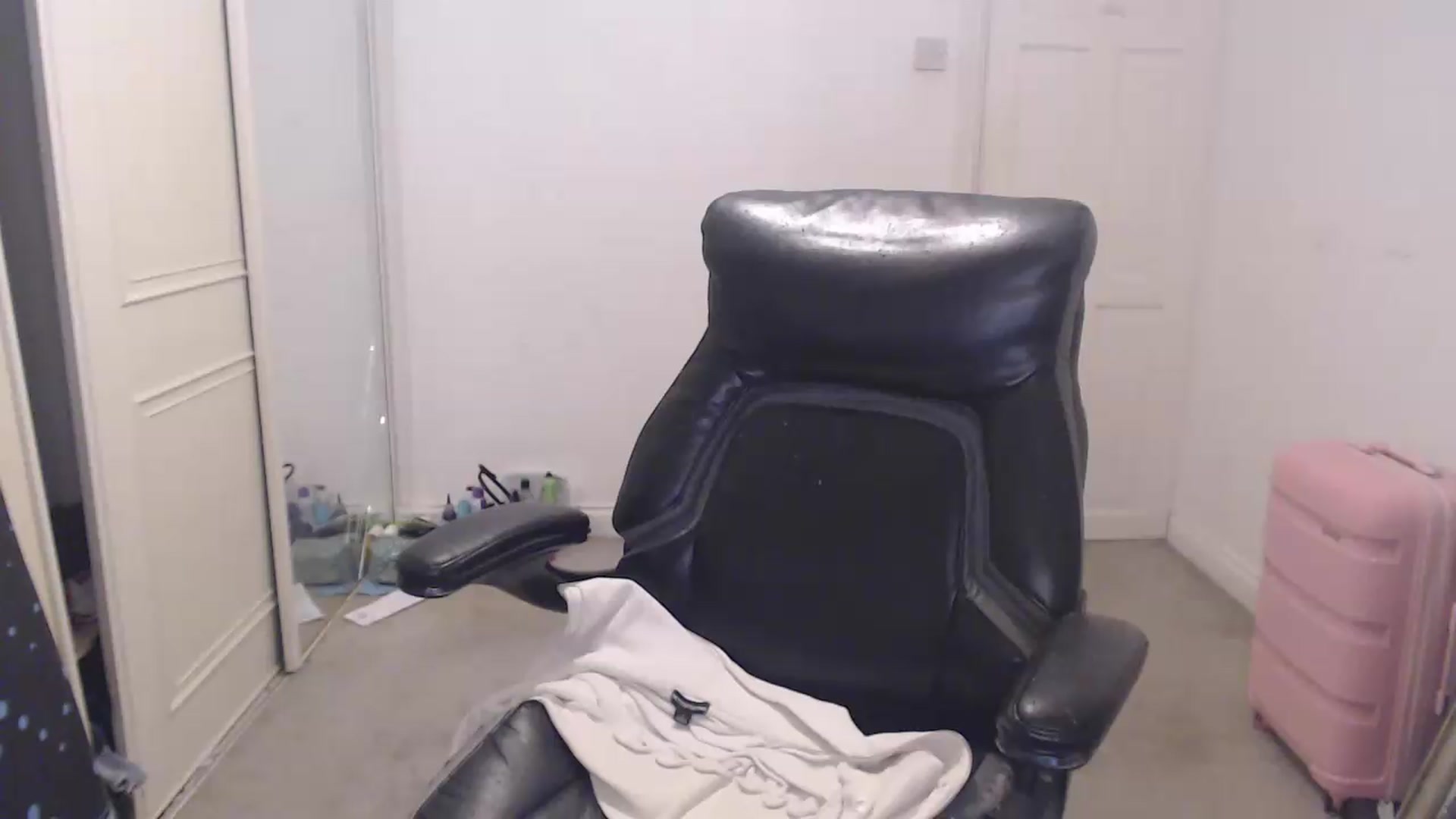 Gallery image thumbnail from Crystal_MFC's myfreecams stream on, 08/03/2026, 21:11 image 16 of 20