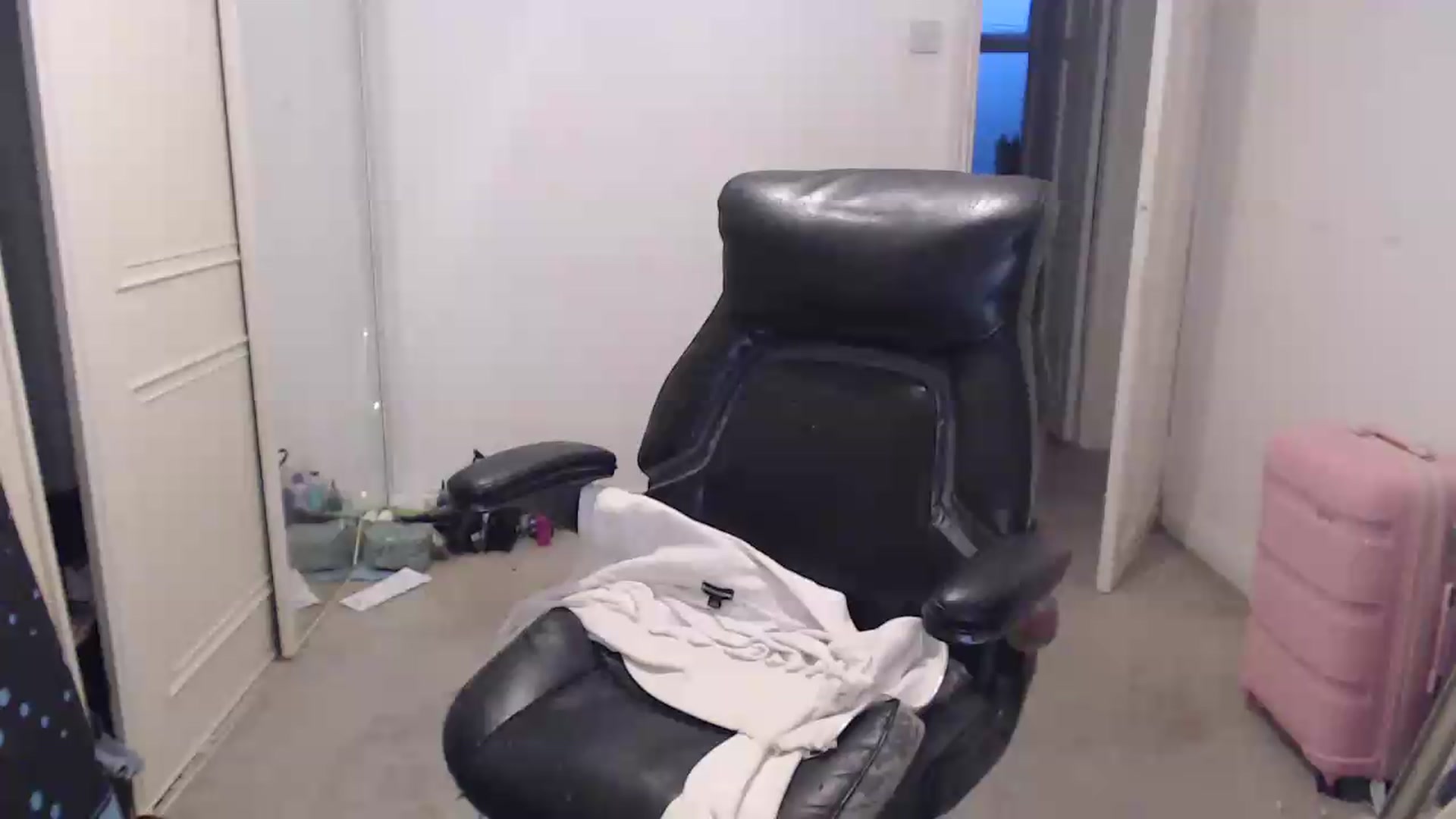 Gallery image thumbnail from Crystal_MFC's myfreecams stream on, 08/03/2026, 21:11 image 1 of 20