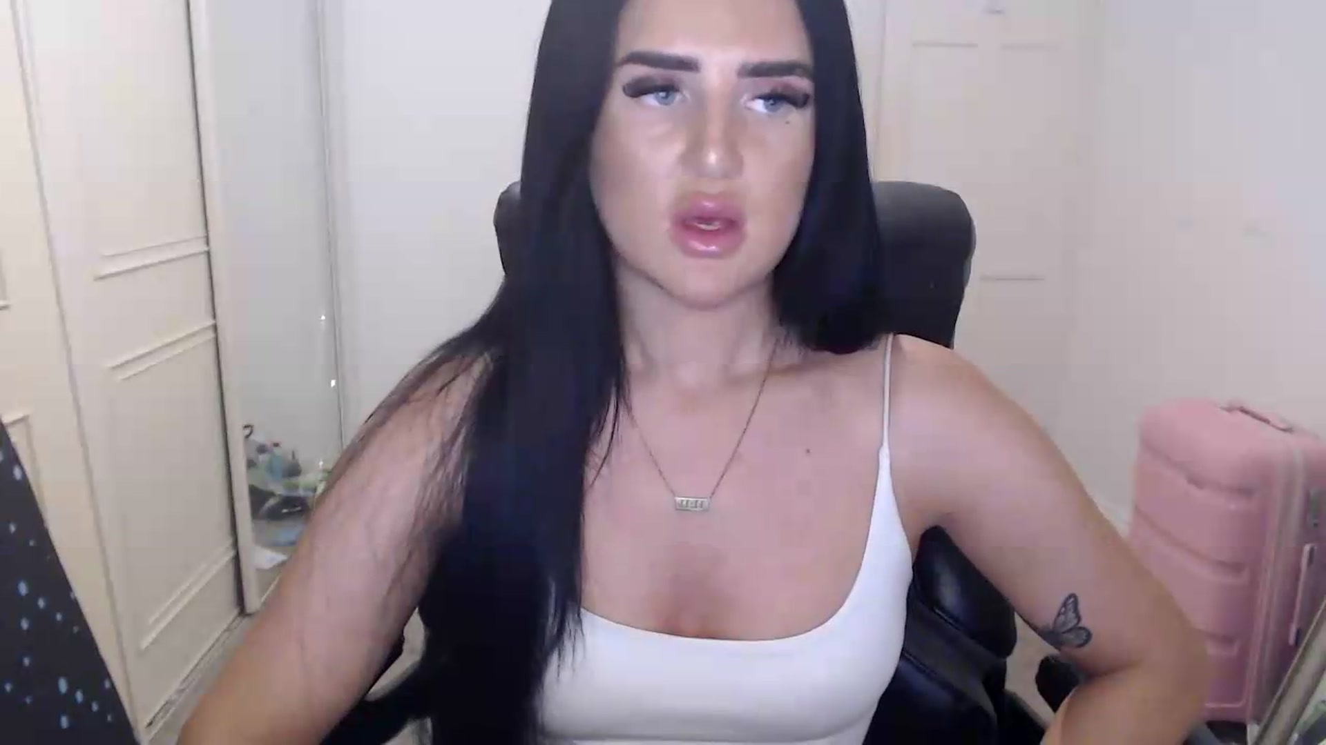 Gallery image thumbnail from Crystal_MFC's myfreecams stream on, 08/04/2026, 19:46 image 4 of 20