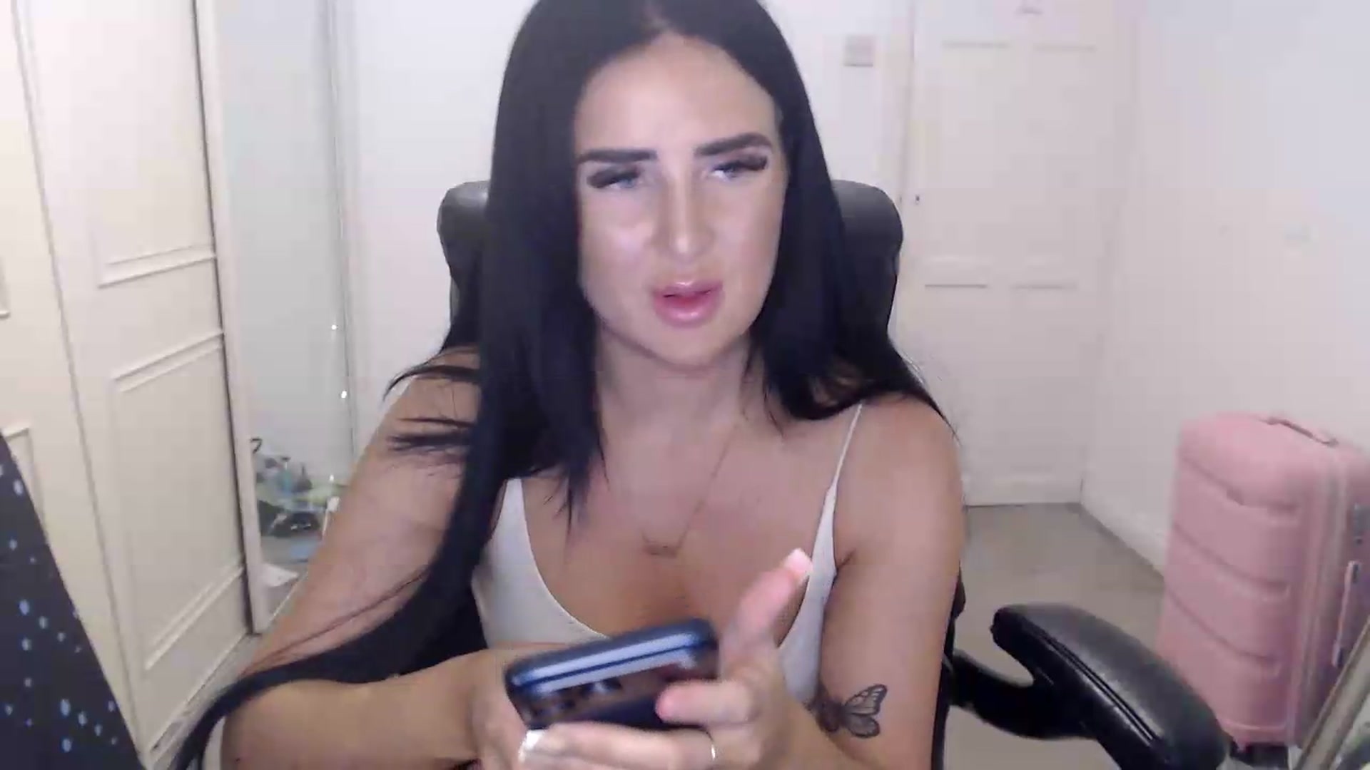 Gallery image thumbnail from Crystal_MFC's myfreecams stream on, 08/04/2026, 19:46 image 15 of 20