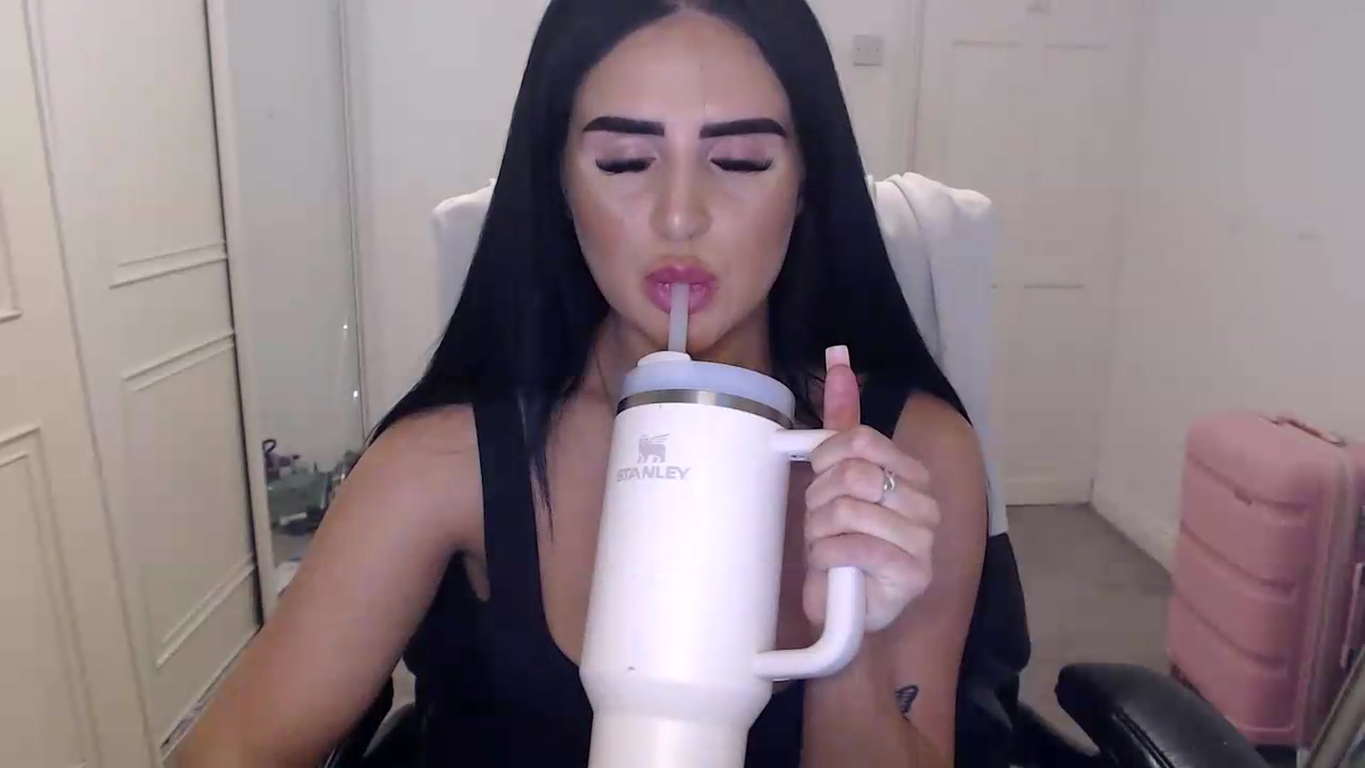 Gallery image thumbnail from Crystal_MFC's myfreecams stream on, 08/05/2026, 20:04 image 19 of 20