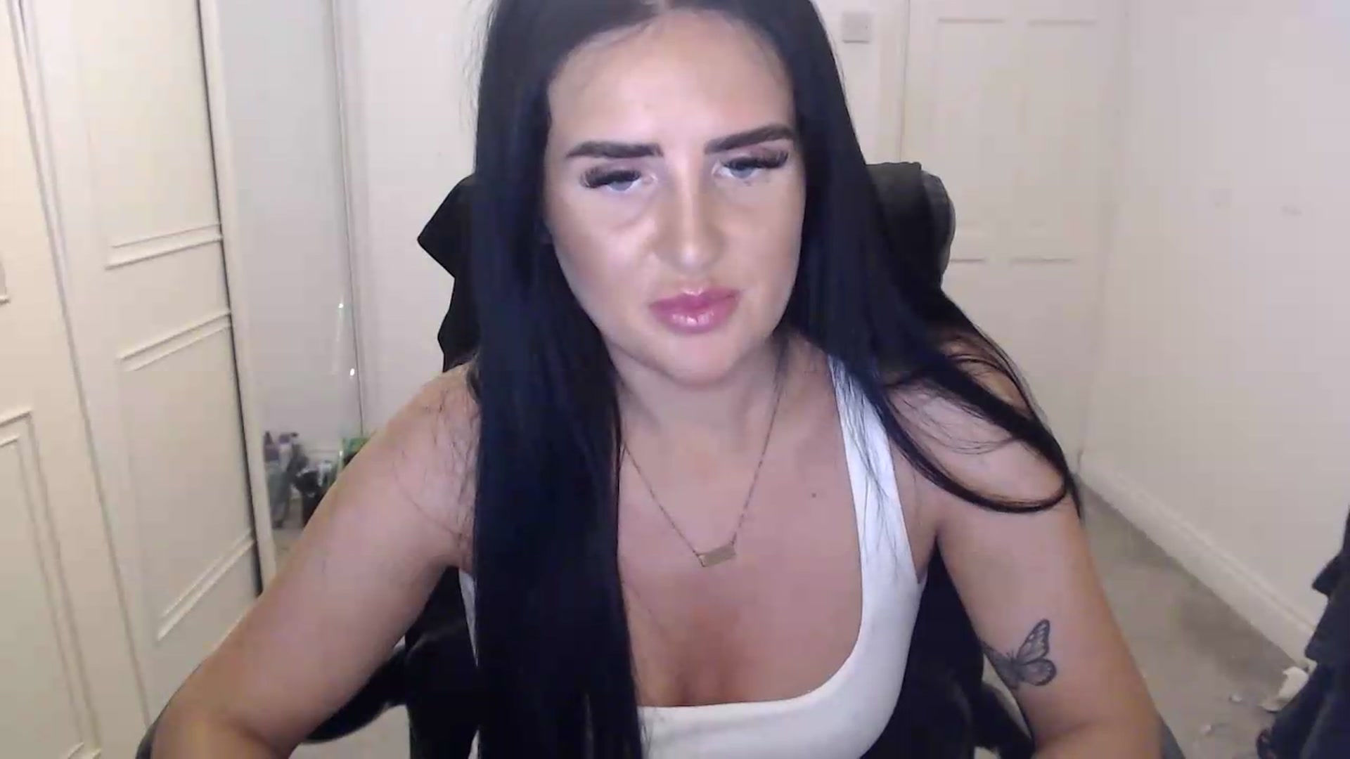 Gallery image thumbnail from Crystal_MFC's myfreecams stream on, 08/11/2026, 20:47 image 6 of 20
