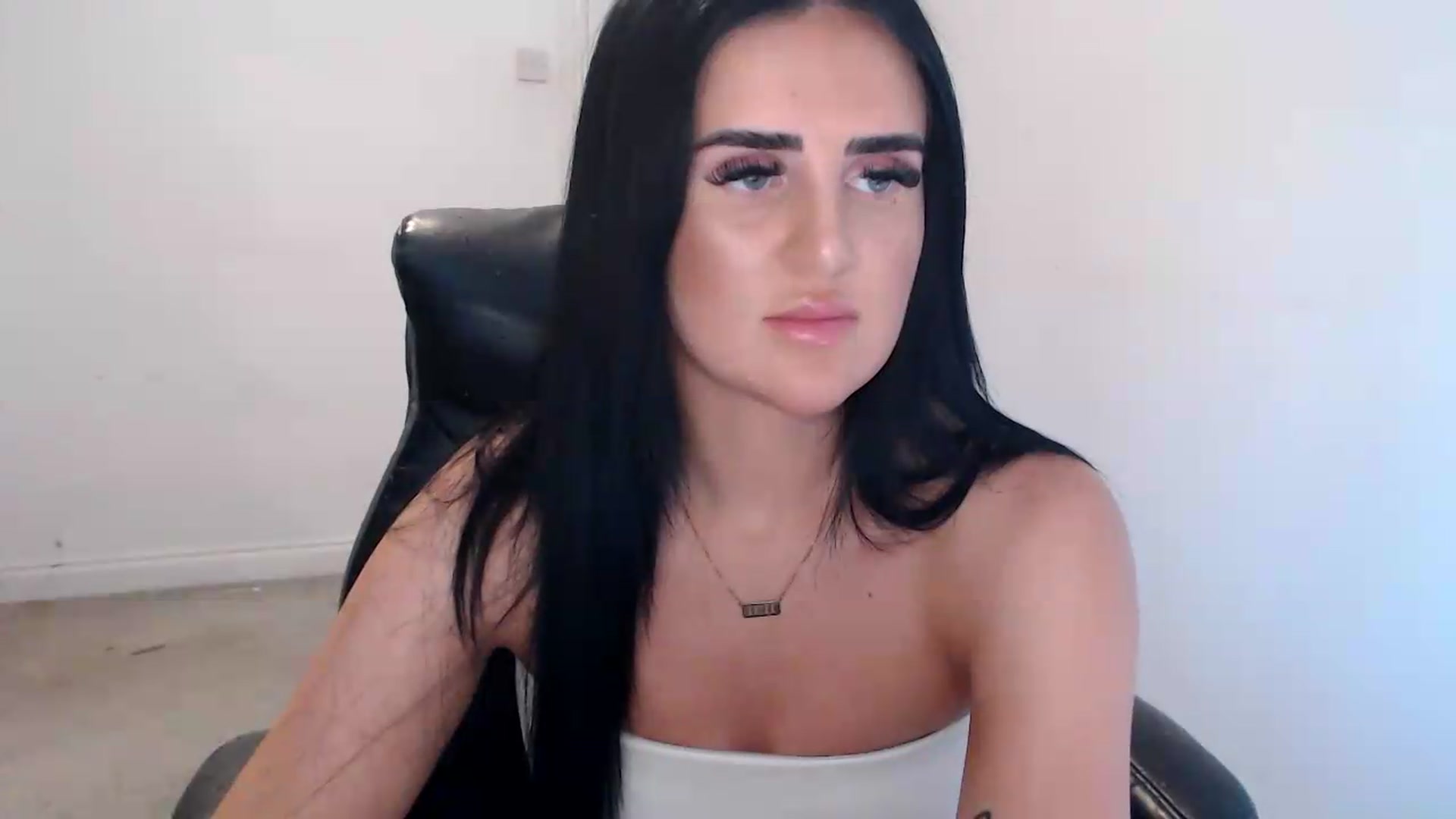 Gallery image thumbnail from Crystal_MFC's myfreecams stream on, 08/20/2026, 13:49 image 3 of 20