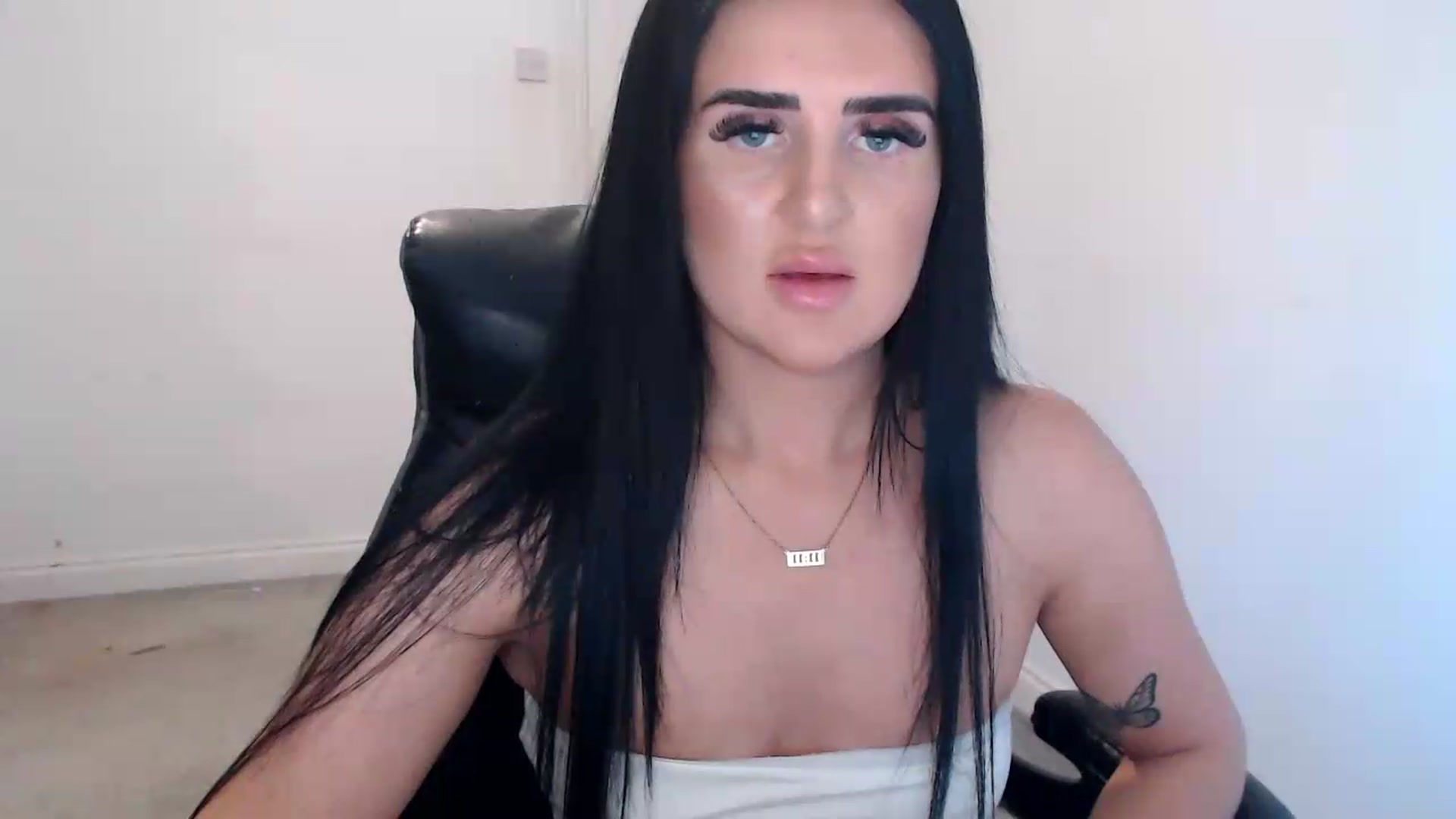 Gallery image thumbnail from Crystal_MFC's myfreecams stream on, 08/20/2026, 13:49 image 16 of 20