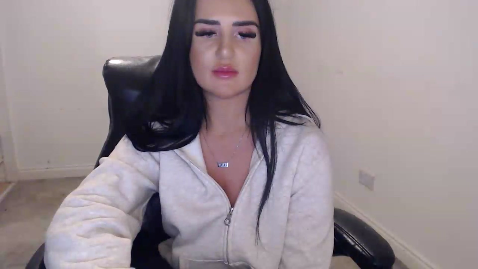 Gallery image thumbnail from Crystal_MFC's myfreecams stream on, 08/25/2026, 21:21 image 19 of 20