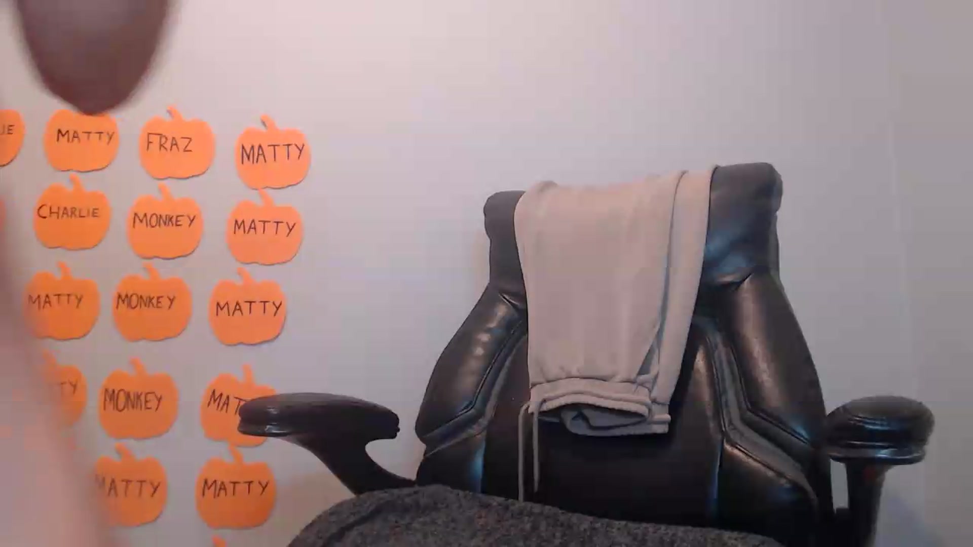 Gallery image thumbnail from Crystal_MFC's myfreecams stream on, 10/06/2026, 21:19 image 17 of 20