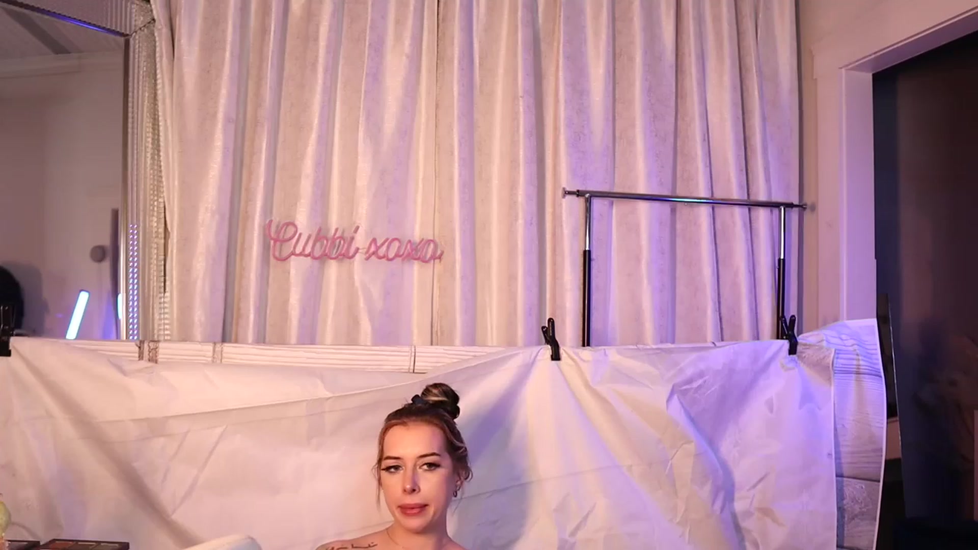 Gallery image thumbnail from Cubbixoxo's myfreecams stream on, 11/21/2022, 06:32 image 11 of 20