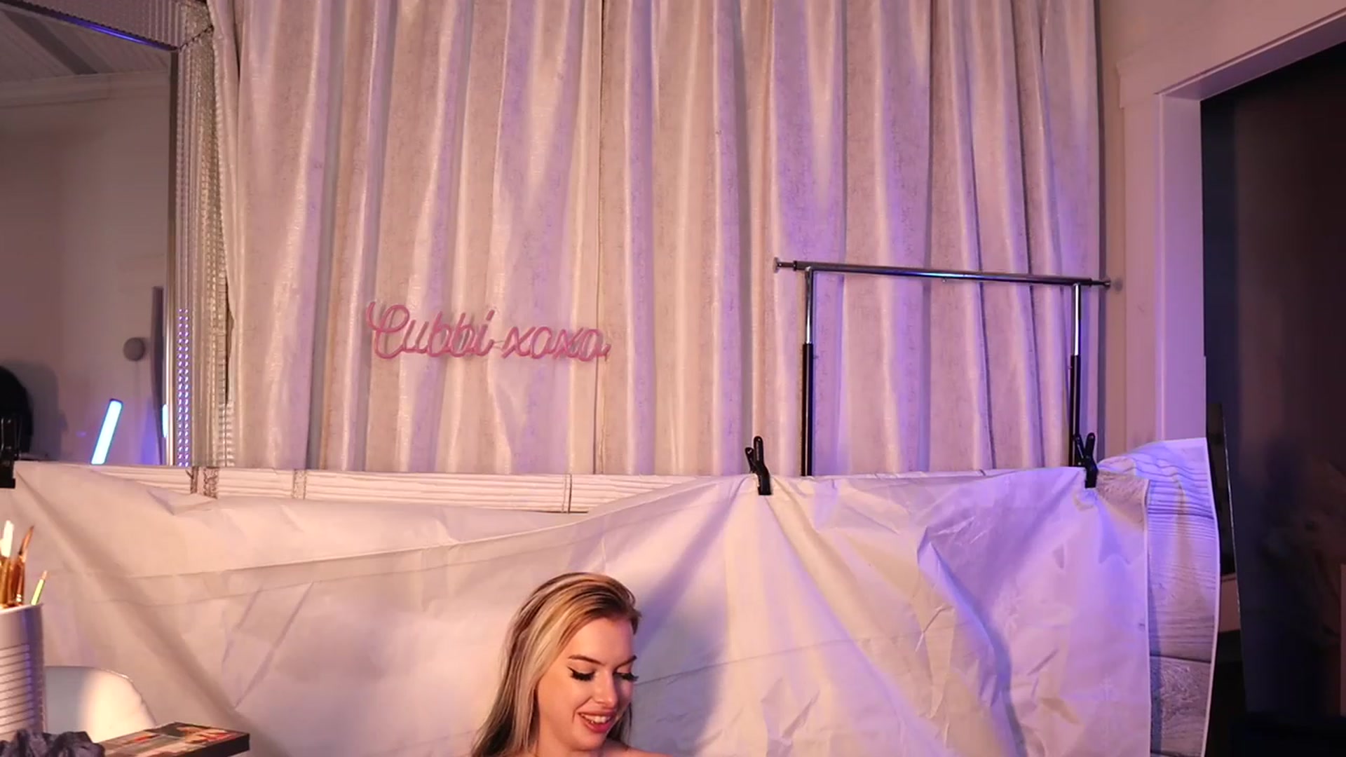Gallery image thumbnail from Cubbixoxo's myfreecams stream on, 11/21/2022, 07:51 image 16 of 20