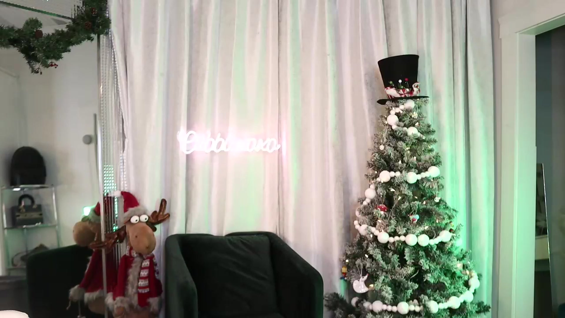 Gallery image thumbnail from Cubbixoxo's myfreecams stream on, 11/26/2022, 04:43 image 6 of 20
