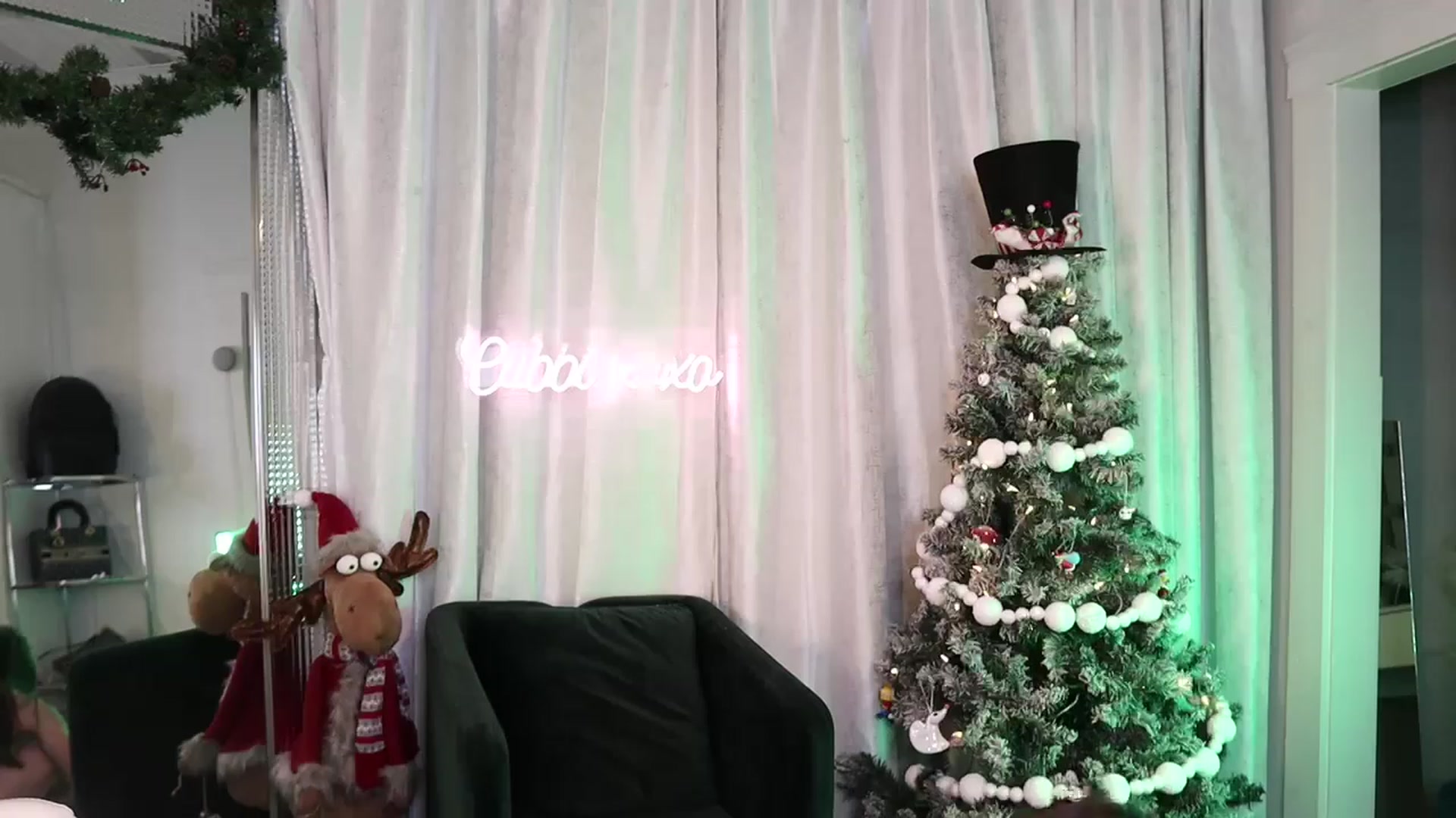 Gallery image thumbnail from Cubbixoxo's myfreecams stream on, 11/26/2022, 04:43 image 3 of 20