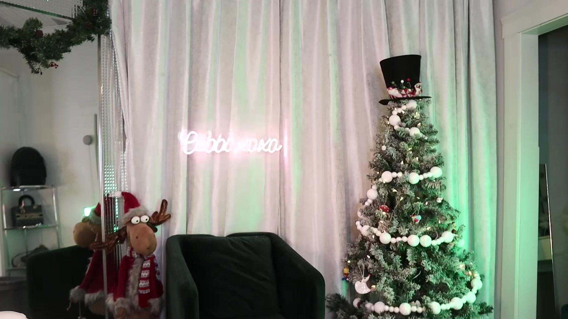 Gallery image thumbnail from Cubbixoxo's myfreecams stream on, 11/26/2022, 04:43 image 7 of 20