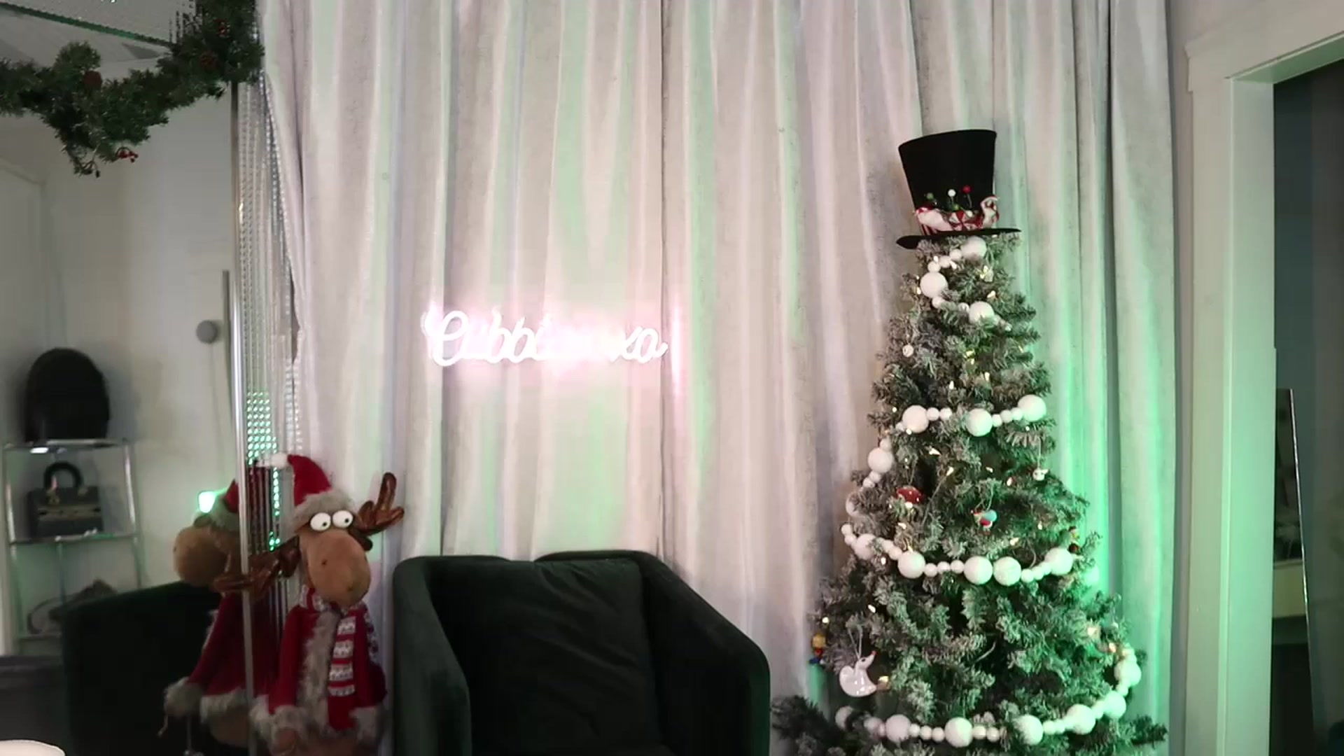 Gallery image thumbnail from Cubbixoxo's myfreecams stream on, 11/26/2022, 04:43 image 1 of 20