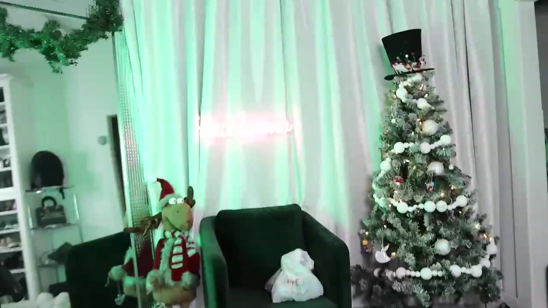 Gallery image thumbnail from Cubbixoxo's myfreecams stream on, 12/02/2022, 06:47 image 1 of 20