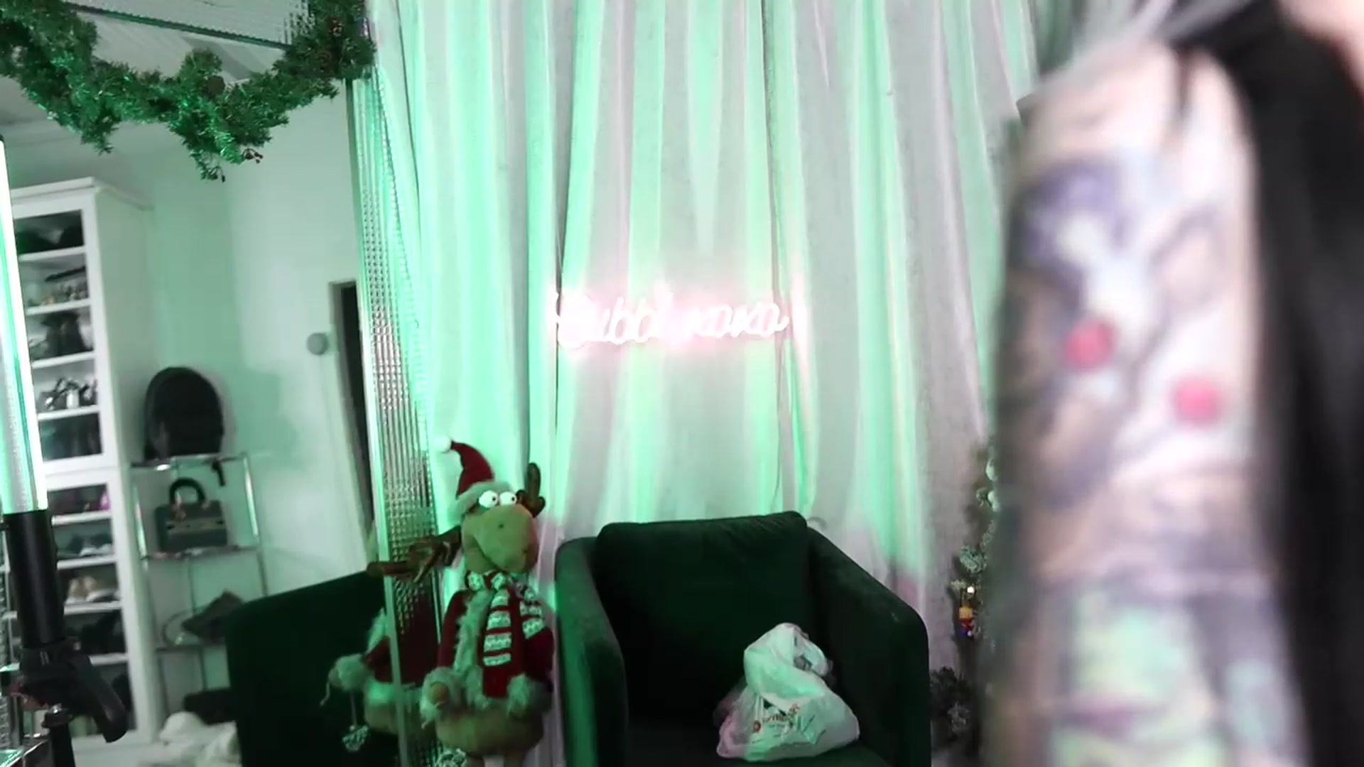 Gallery image thumbnail from Cubbixoxo's myfreecams stream on, 12/02/2022, 07:02 image 8 of 20