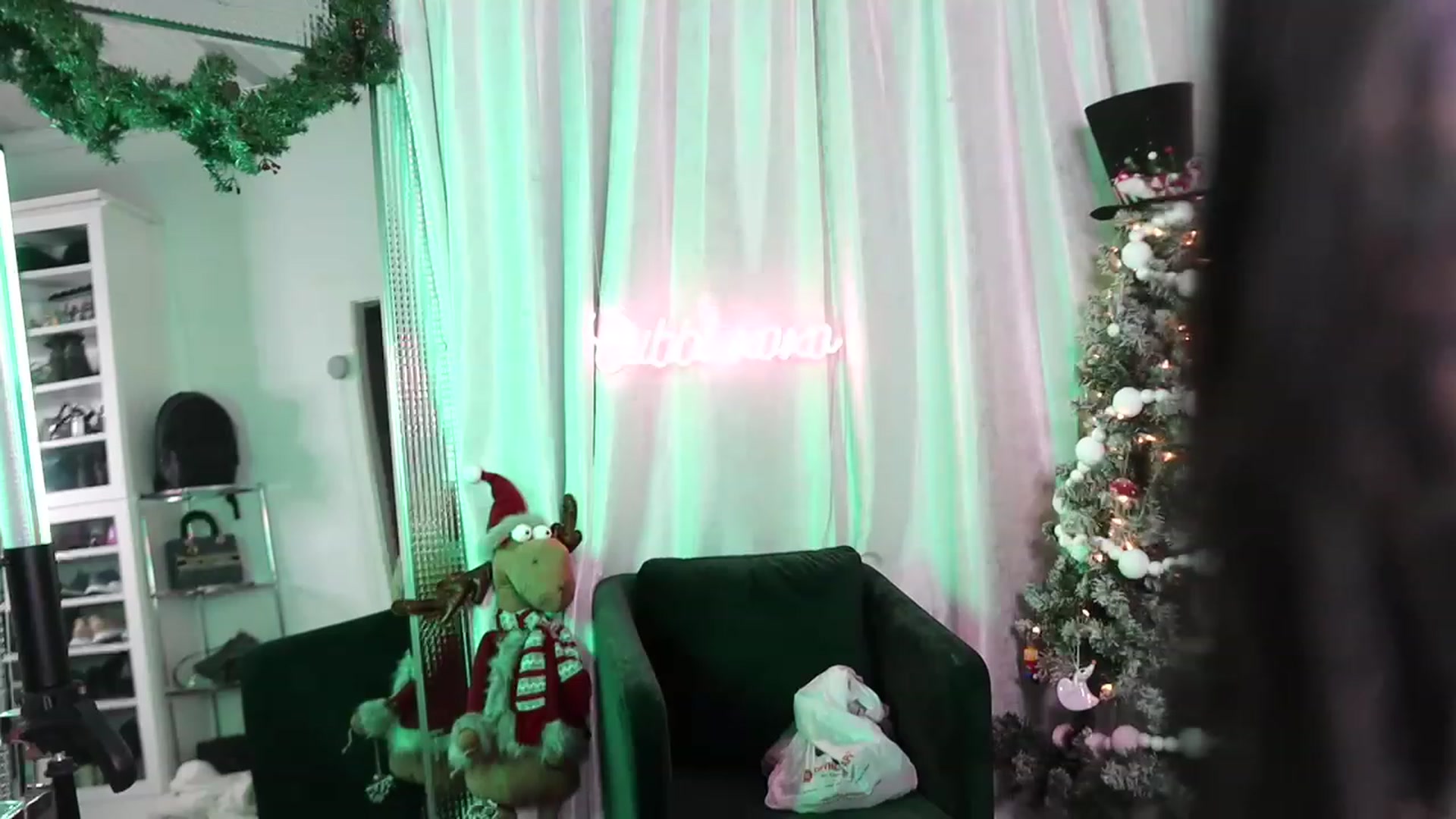Gallery image thumbnail from Cubbixoxo's myfreecams stream on, 12/02/2022, 07:02 image 3 of 20