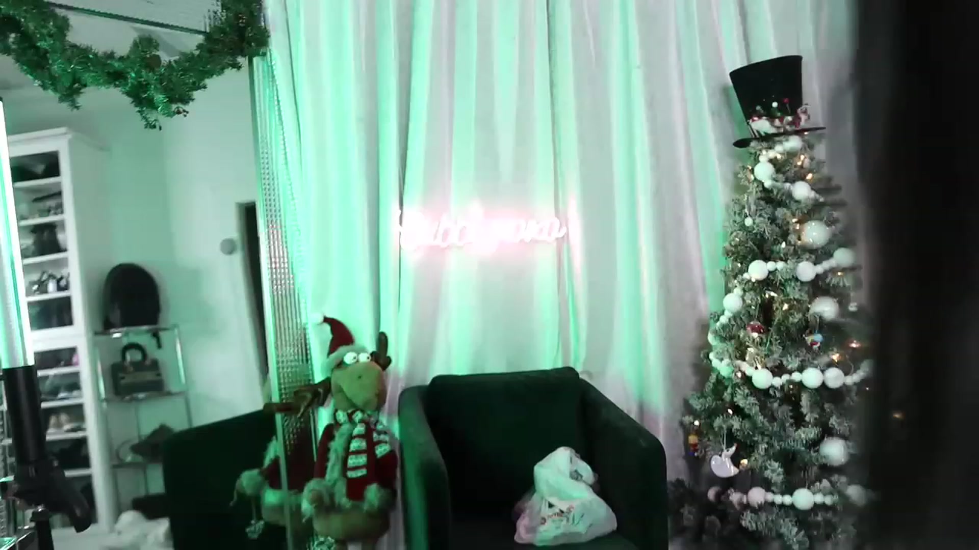 Gallery image thumbnail from Cubbixoxo's myfreecams stream on, 12/02/2022, 07:02 image 1 of 20