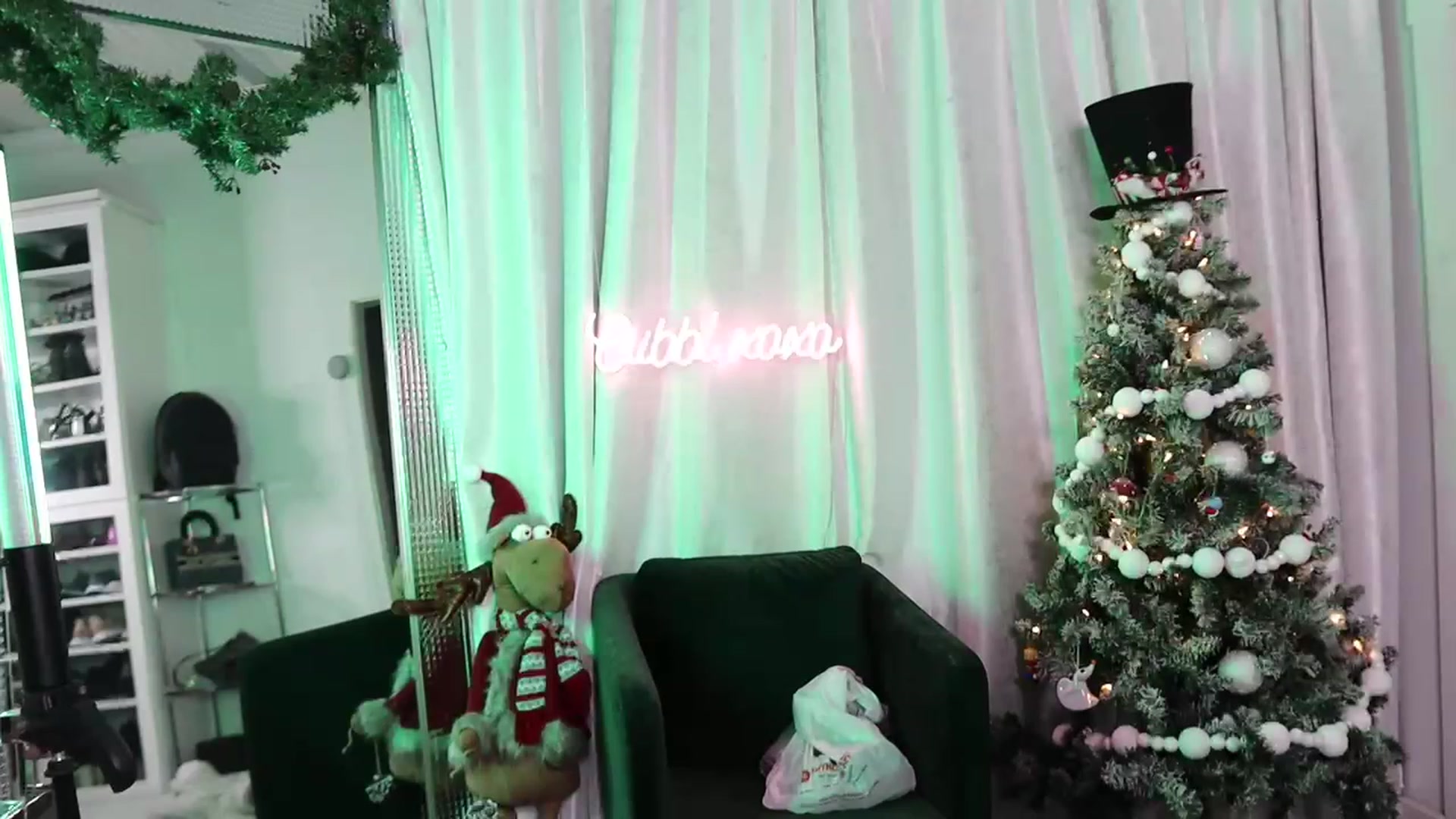 Gallery image thumbnail from Cubbixoxo's myfreecams stream on, 12/02/2022, 08:00 image 14 of 20