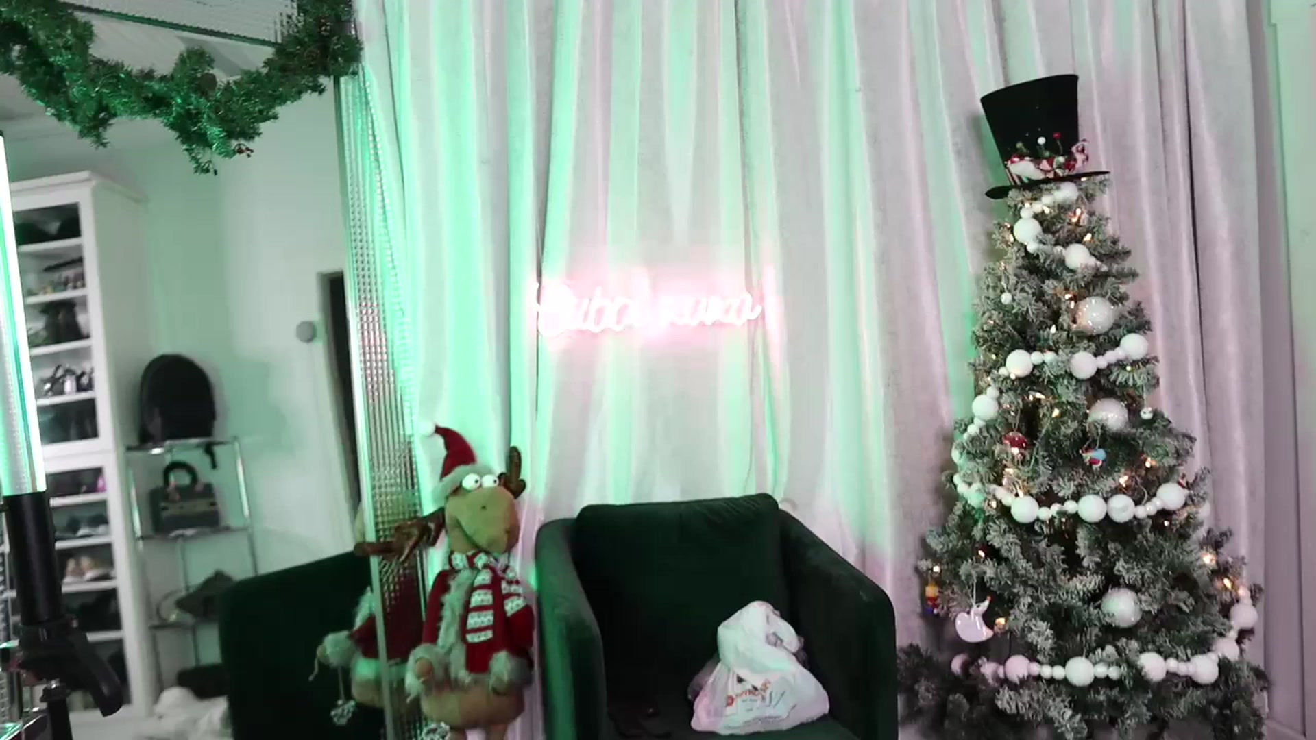 Gallery image thumbnail from Cubbixoxo's myfreecams stream on, 12/02/2022, 08:00 image 1 of 20