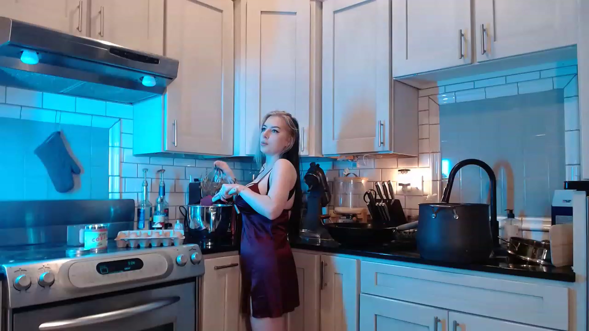 Gallery image thumbnail from Cubbixoxo's myfreecams stream on, 12/14/2022, 22:45 image 16 of 20