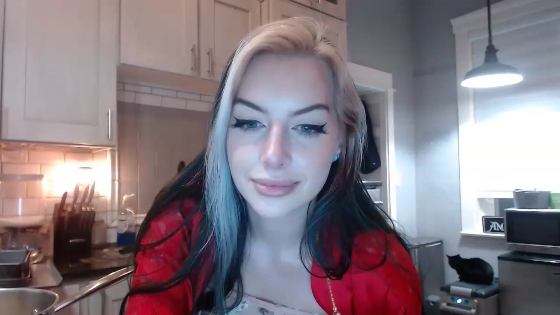 Gallery image thumbnail from Cubbixoxo's myfreecams stream on, 12/17/2022, 03:41 image 16 of 20