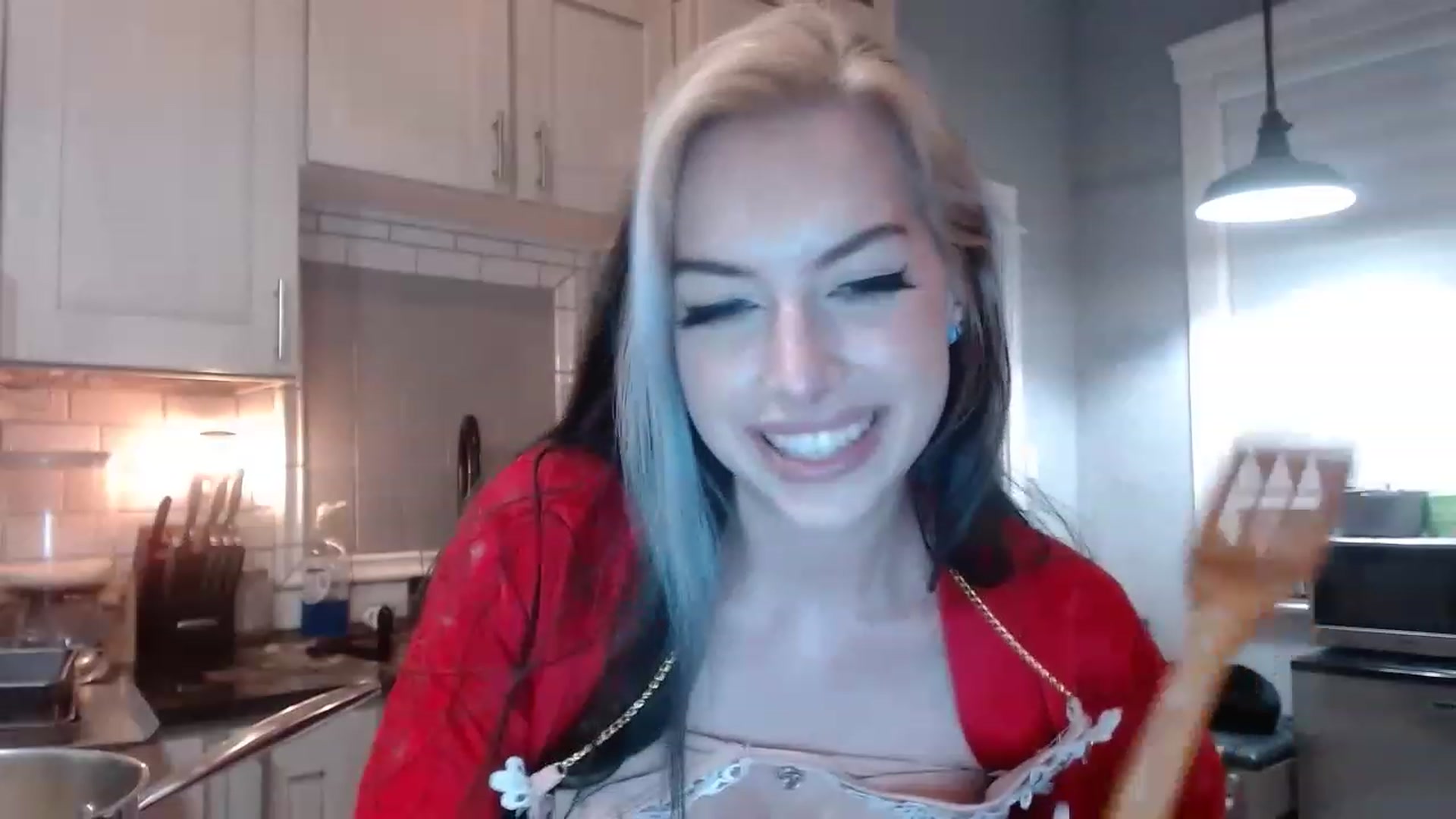 Gallery image thumbnail from Cubbixoxo's myfreecams stream on, 12/17/2022, 03:41 image 15 of 20