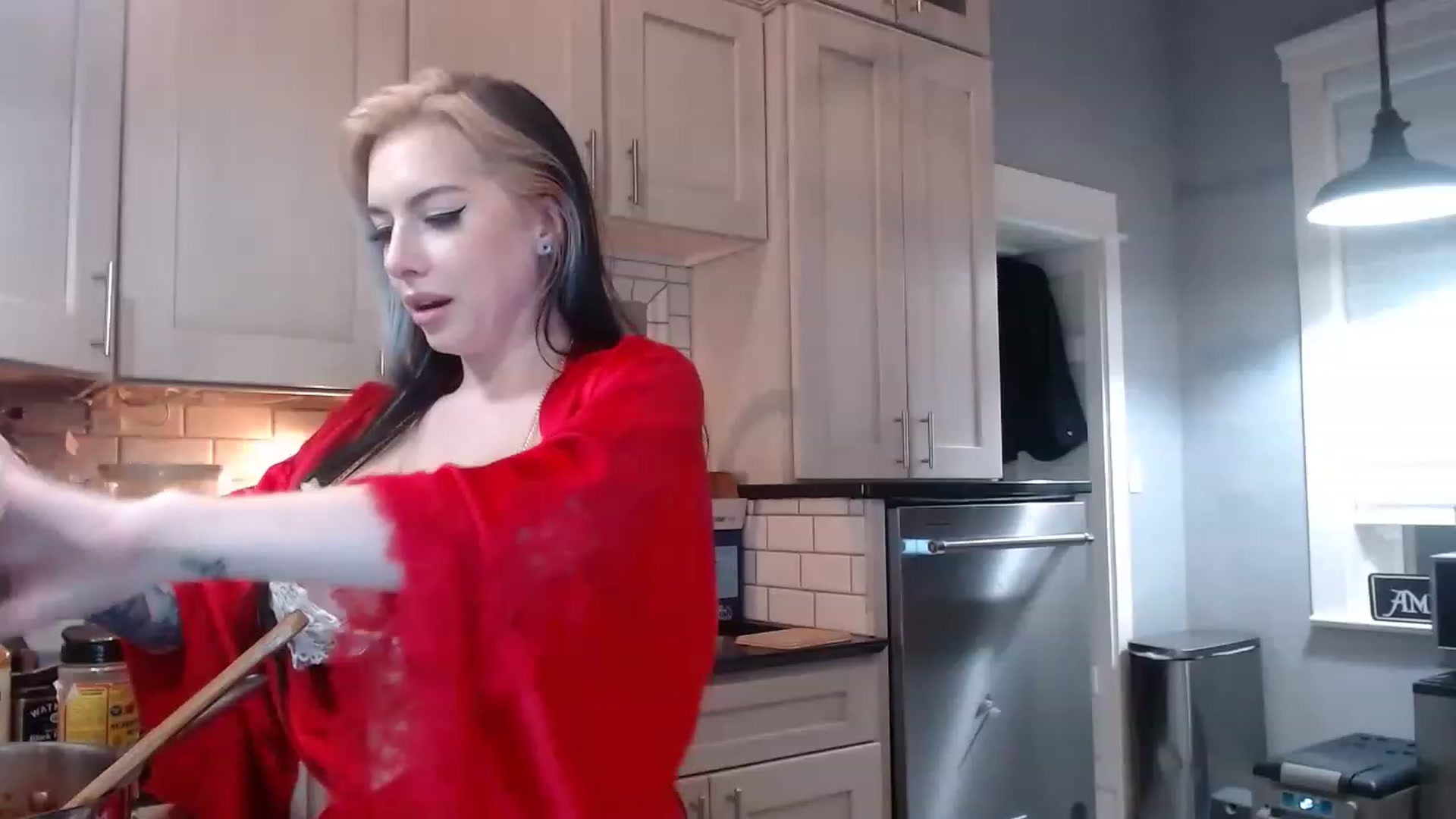 Gallery image thumbnail from Cubbixoxo's myfreecams stream on, 12/17/2022, 03:41 image 19 of 20