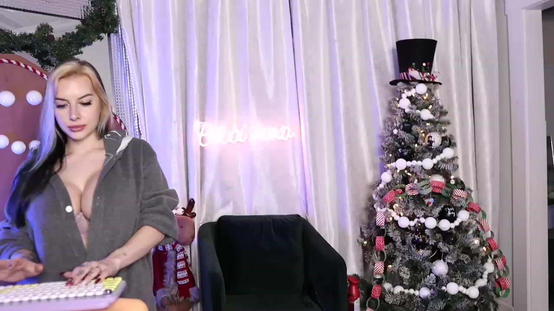 Gallery image thumbnail from Cubbixoxo's myfreecams stream on, 12/30/2022, 05:59 image 3 of 20
