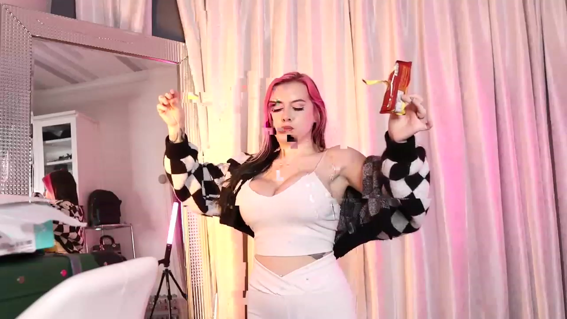 Gallery image thumbnail from Cubbixoxo's myfreecams stream on, 01/28/2023, 04:37 image 3 of 20