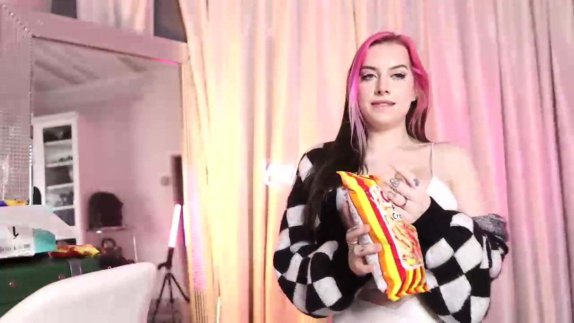 Gallery image thumbnail from Cubbixoxo's myfreecams stream on, 01/28/2023, 04:37 image 19 of 20