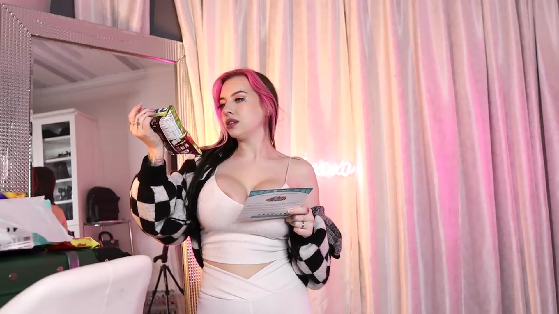 Gallery image thumbnail from Cubbixoxo's myfreecams stream on, 01/28/2023, 04:37 image 9 of 20
