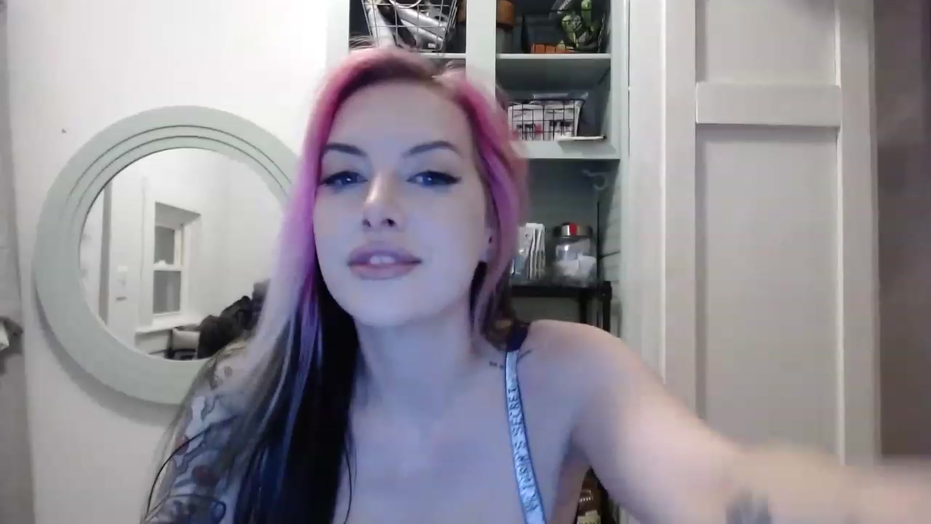 Gallery image thumbnail from Cubbixoxo's myfreecams stream on, 02/07/2023, 01:10 image 3 of 20