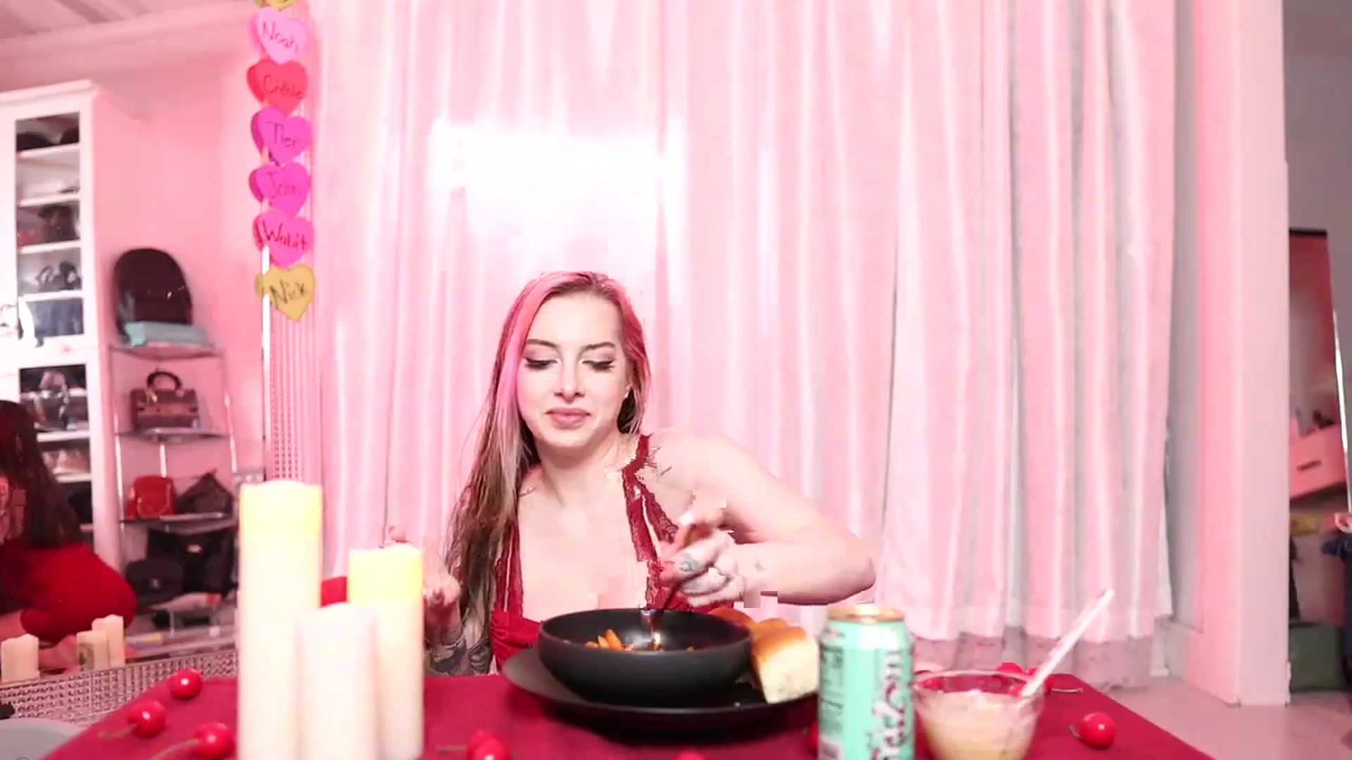 Gallery image thumbnail from Cubbixoxo's myfreecams stream on, 02/12/2023, 06:06 image 1 of 20