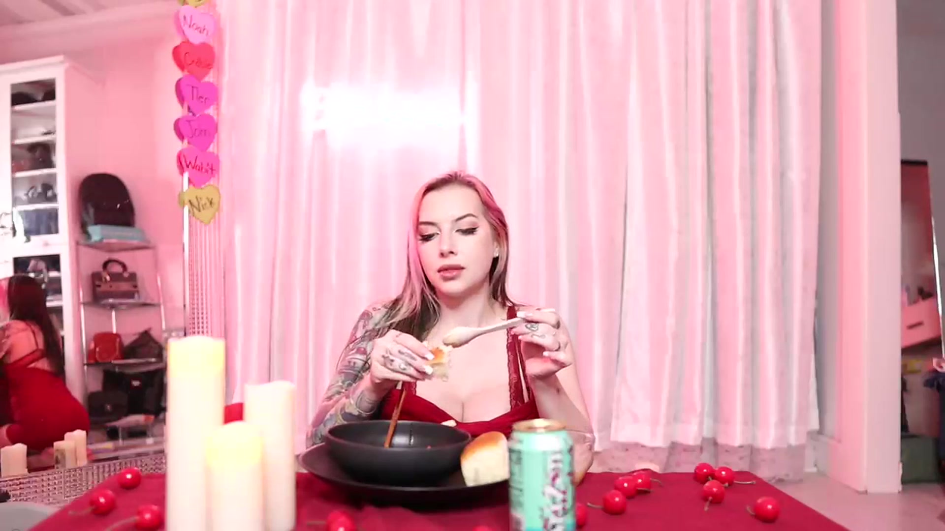 Gallery image thumbnail from Cubbixoxo's myfreecams stream on, 02/12/2023, 06:06 image 2 of 20