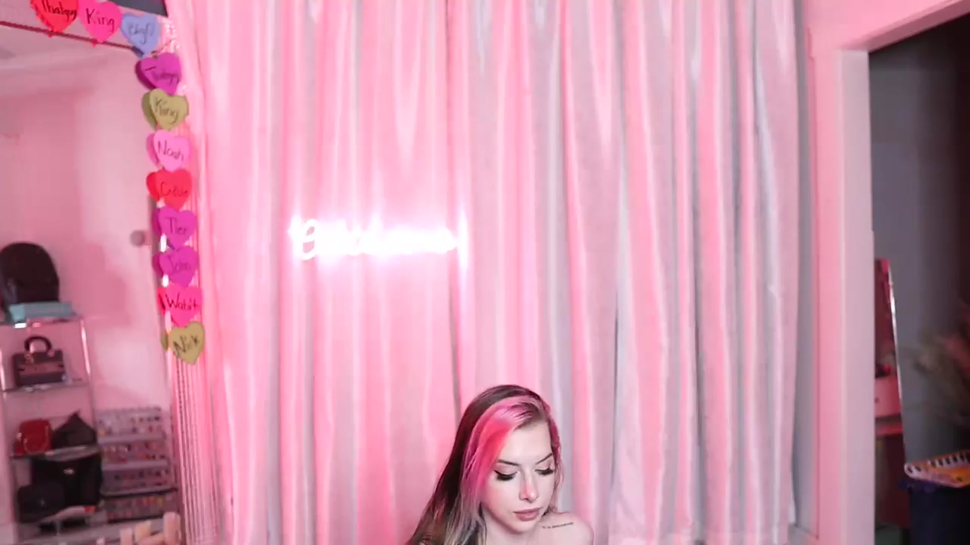 Gallery image thumbnail from Cubbixoxo's myfreecams stream on, 02/12/2023, 06:27 image 12 of 20