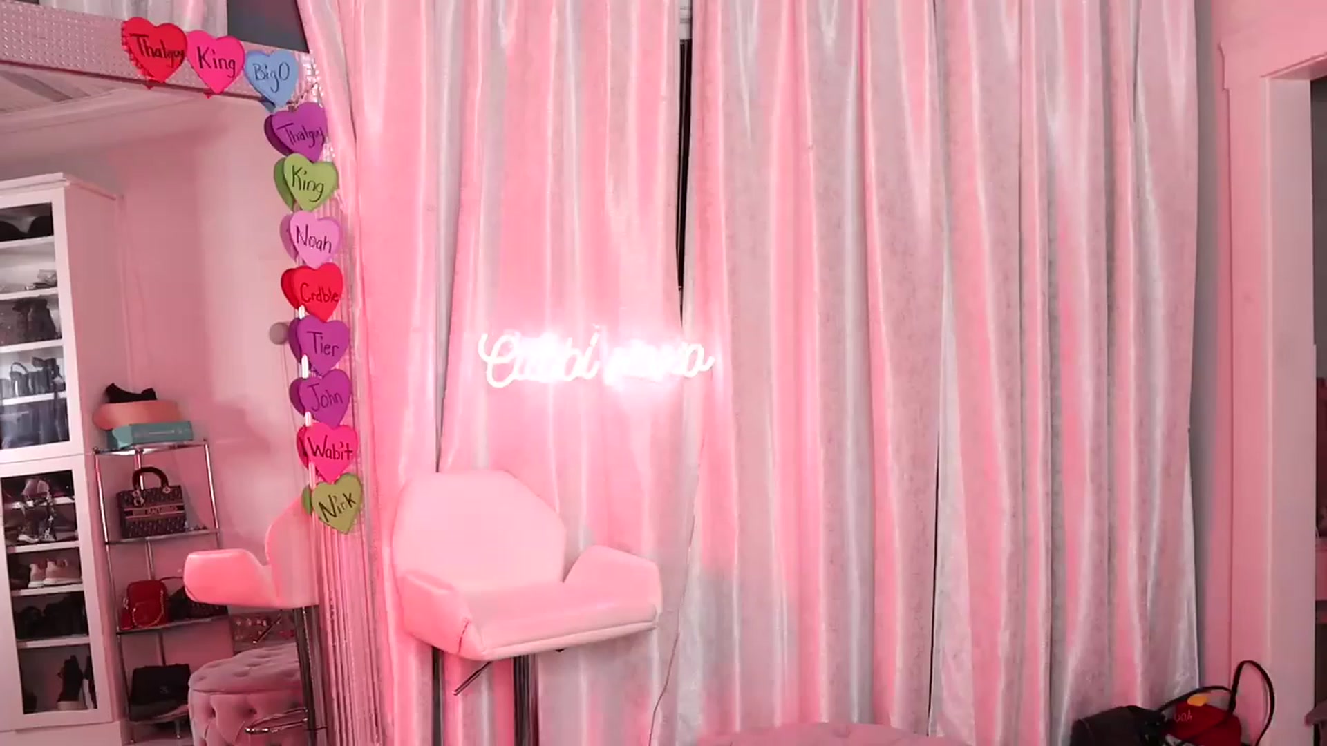 Gallery image thumbnail from Cubbixoxo's myfreecams stream on, 02/17/2023, 07:13 image 2 of 20