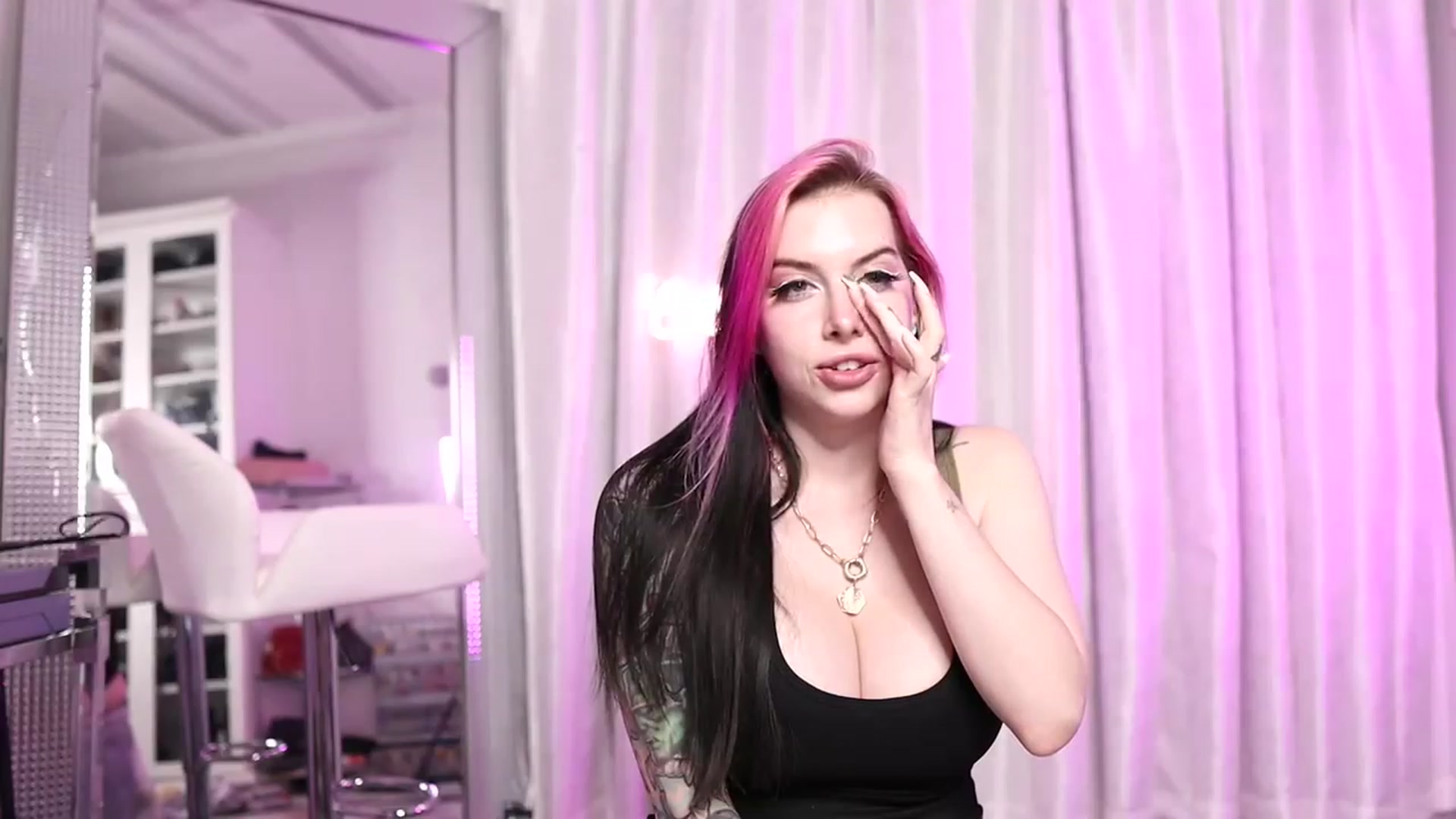 Gallery image thumbnail from Cubbixoxo's myfreecams stream on, 03/09/2023, 06:10 image 12 of 20
