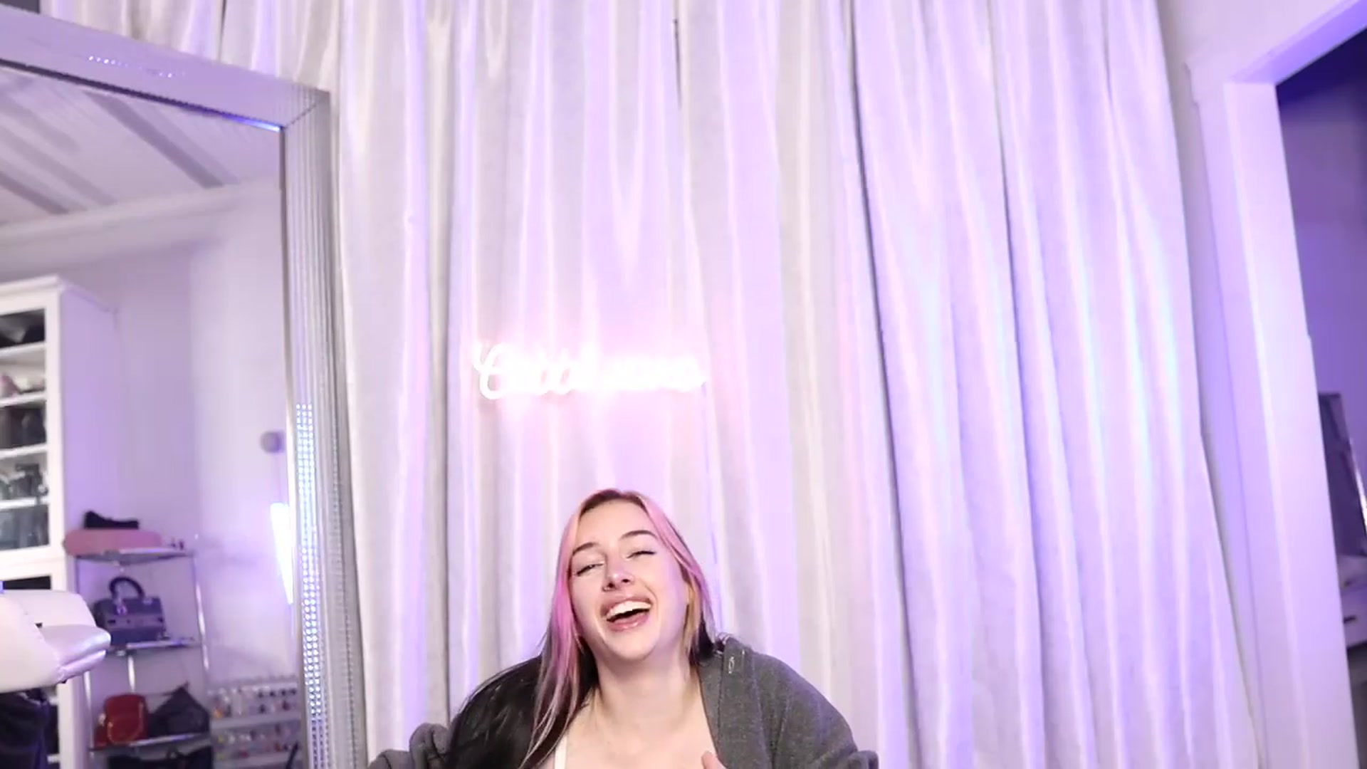 Gallery image thumbnail from Cubbixoxo's myfreecams stream on, 03/16/2023, 05:14 image 9 of 20