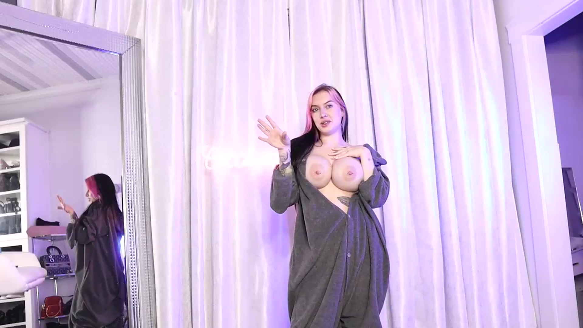 Gallery image thumbnail from Cubbixoxo's myfreecams stream on, 03/16/2023, 05:14 image 15 of 20