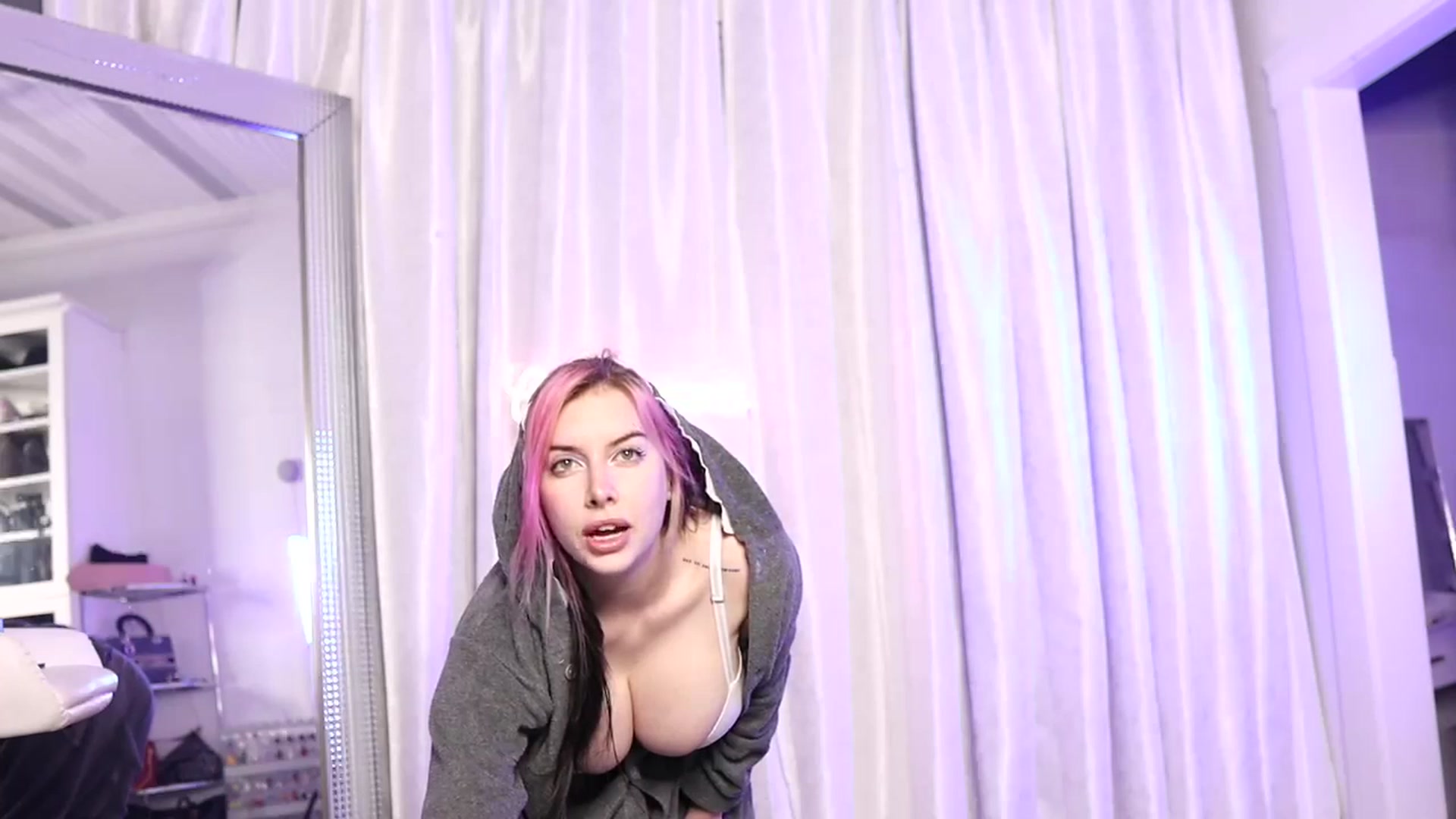 Gallery image thumbnail from Cubbixoxo's myfreecams stream on, 03/16/2023, 05:14 image 5 of 20