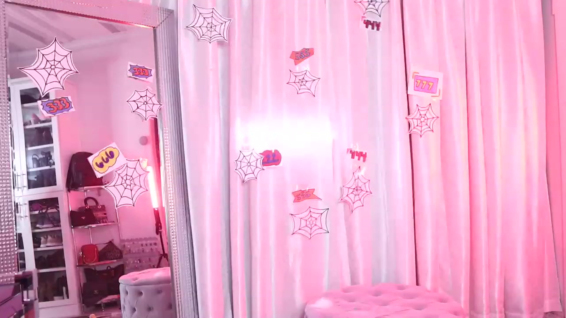 Gallery image thumbnail from Cubbixoxo's myfreecams stream on, 03/20/2023, 04:35 image 6 of 20