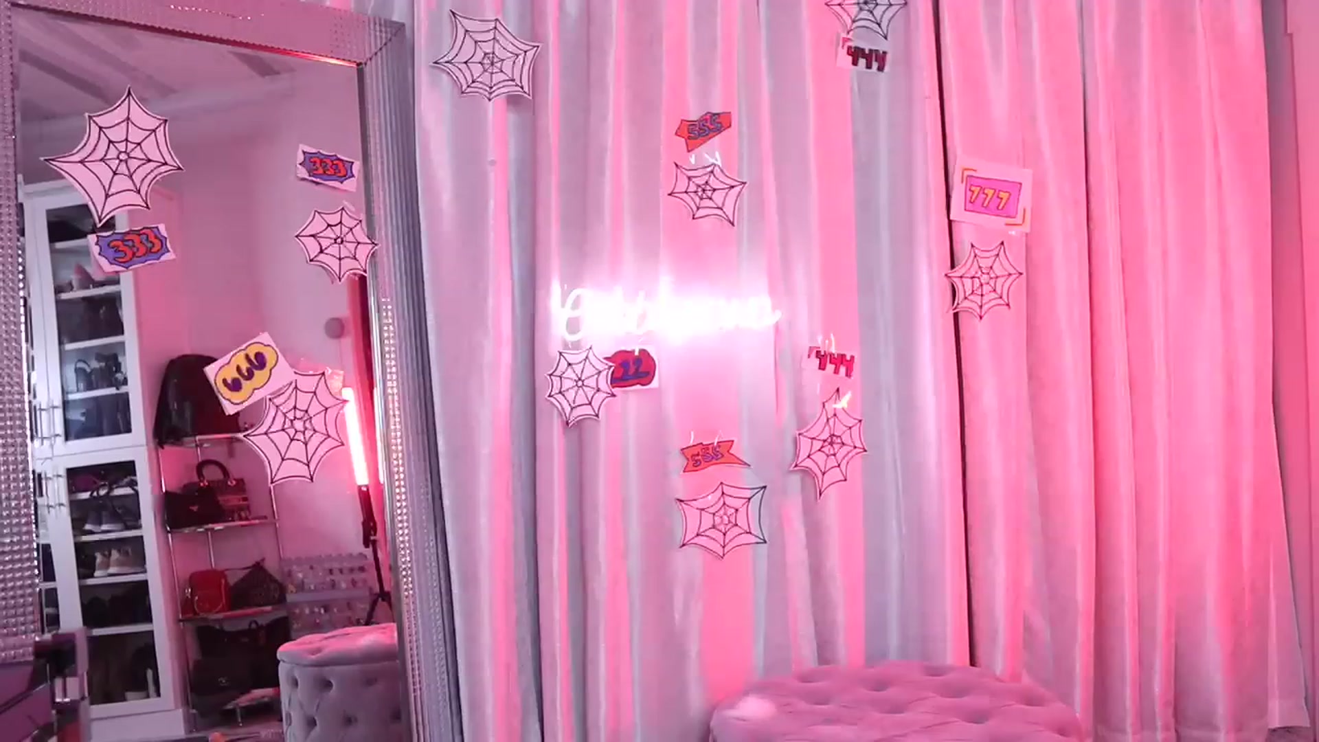 Gallery image thumbnail from Cubbixoxo's myfreecams stream on, 03/20/2023, 04:51 image 9 of 20